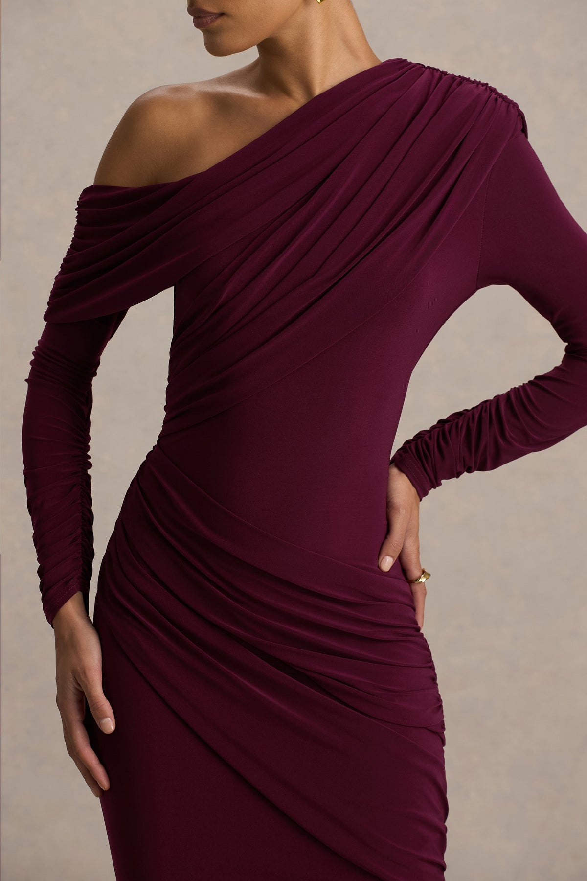 Perrie | Burgundy långklänning med asymmetrisk halsringning och rynkade detaljer