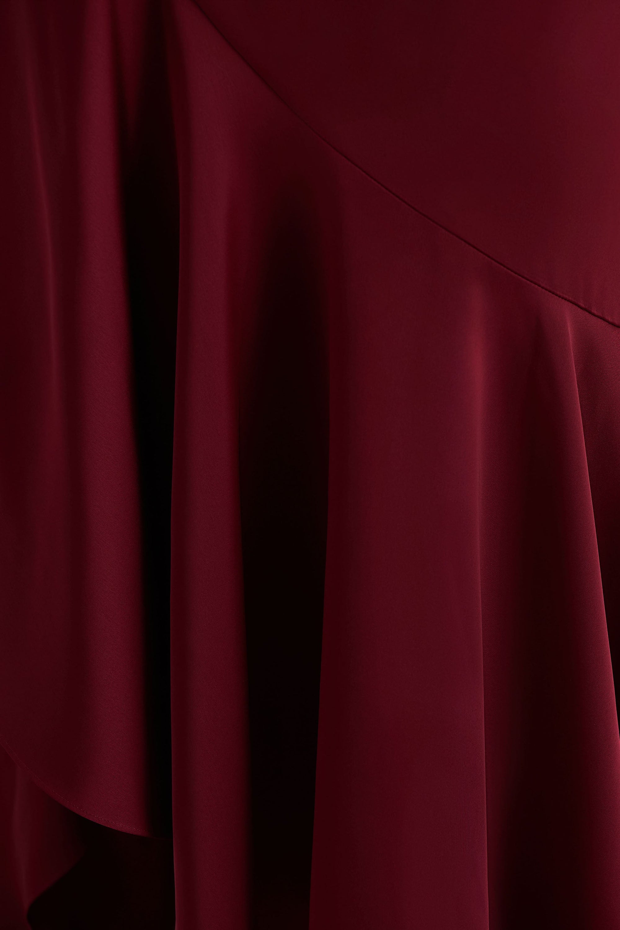 Rosy | Burgundy långklänning med båthalsringning och asymmetrisk design