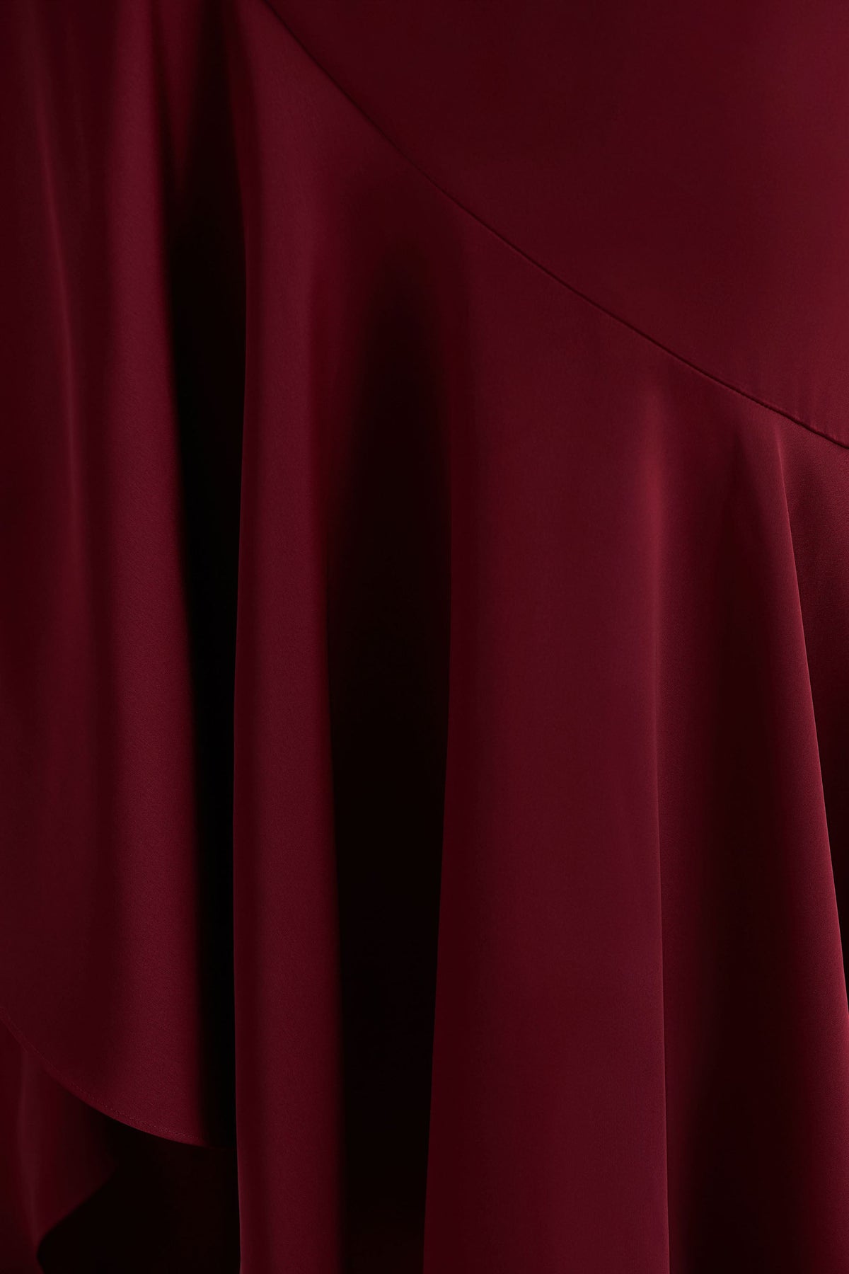 Rosy | Burgundy långklänning med båthalsringning och asymmetrisk design