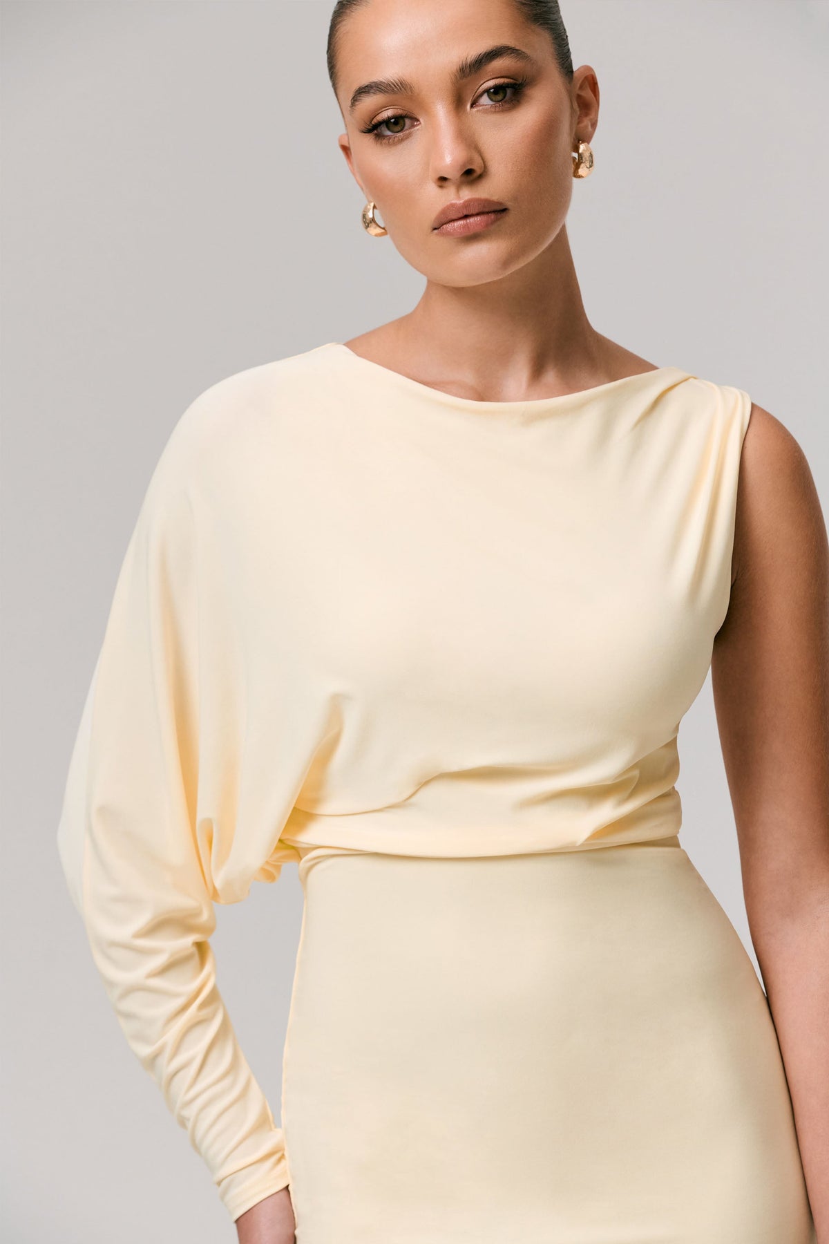 Delia | Ljusgul miniklänning med enarmad design