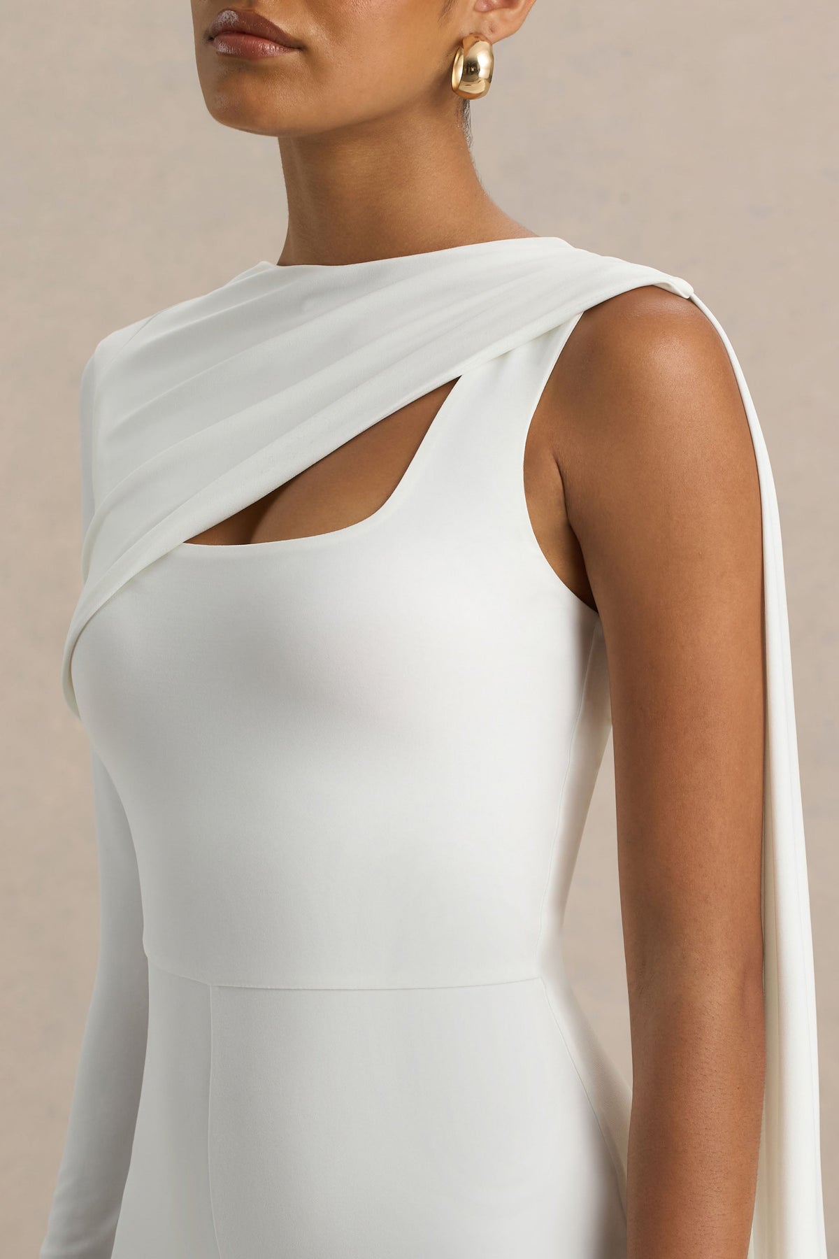 Graces | Vit byxdress med capeärm