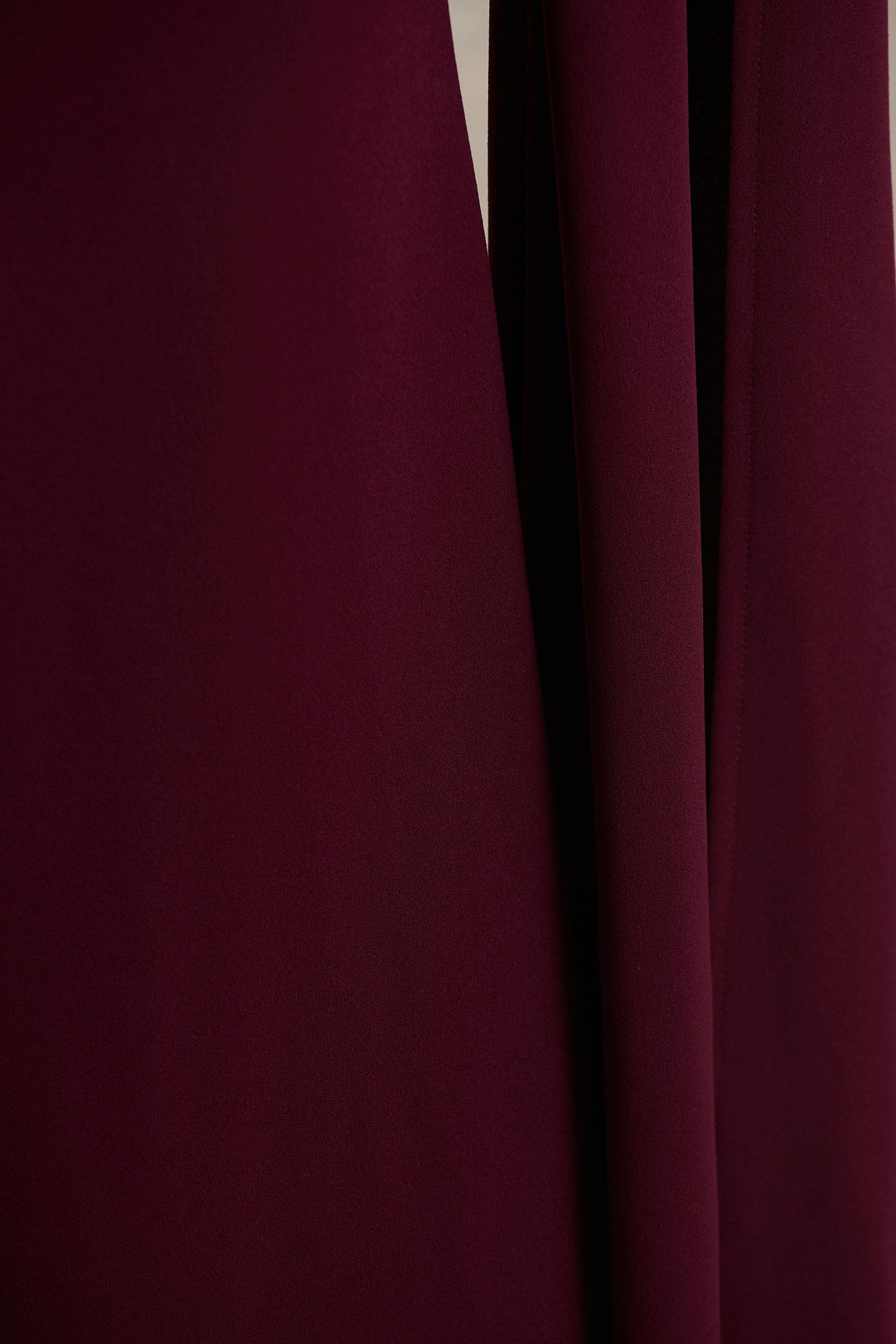 Esme | Burgundy långklänning med capeärm