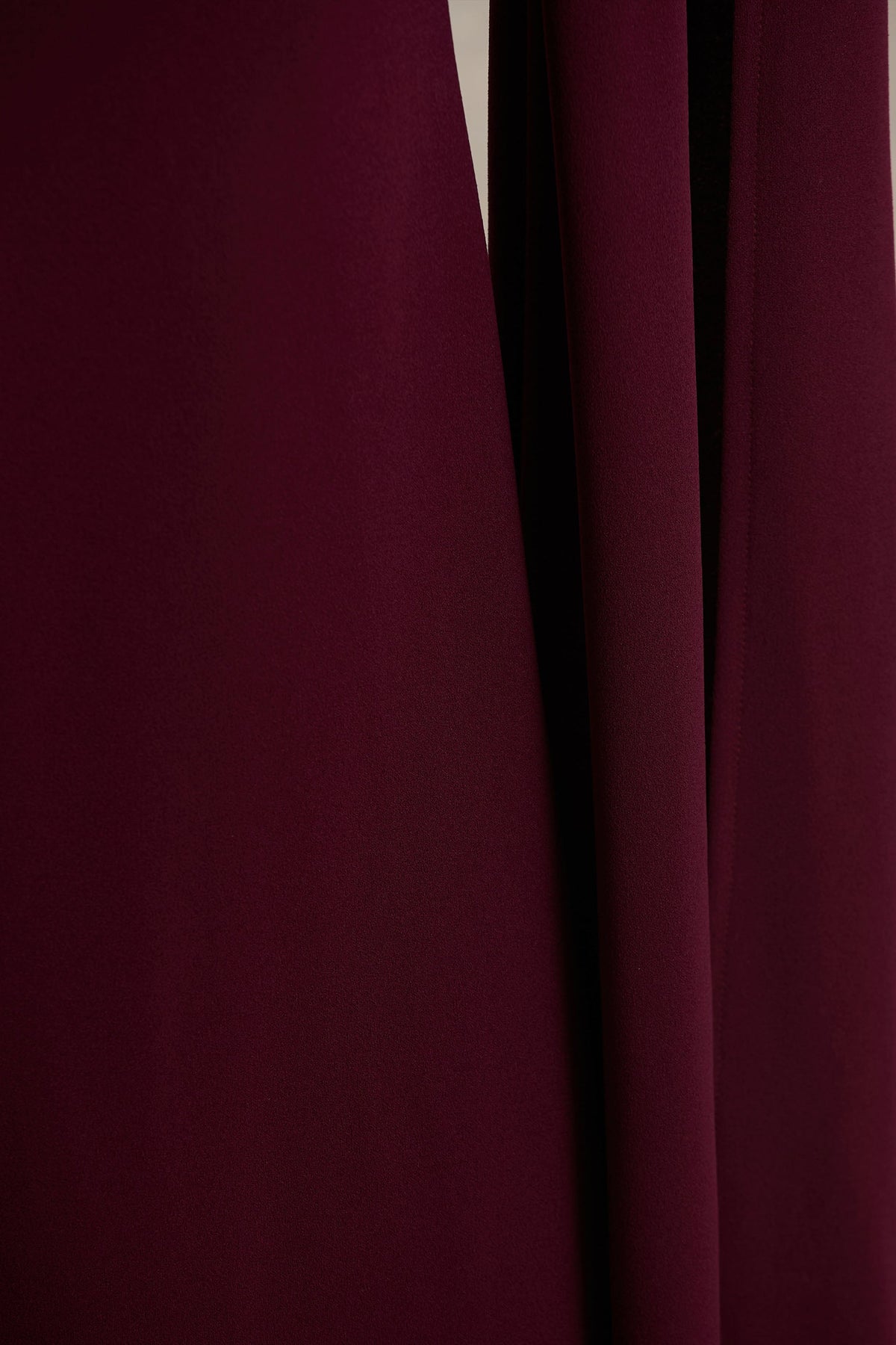 Esme | Burgundy långklänning med capeärm