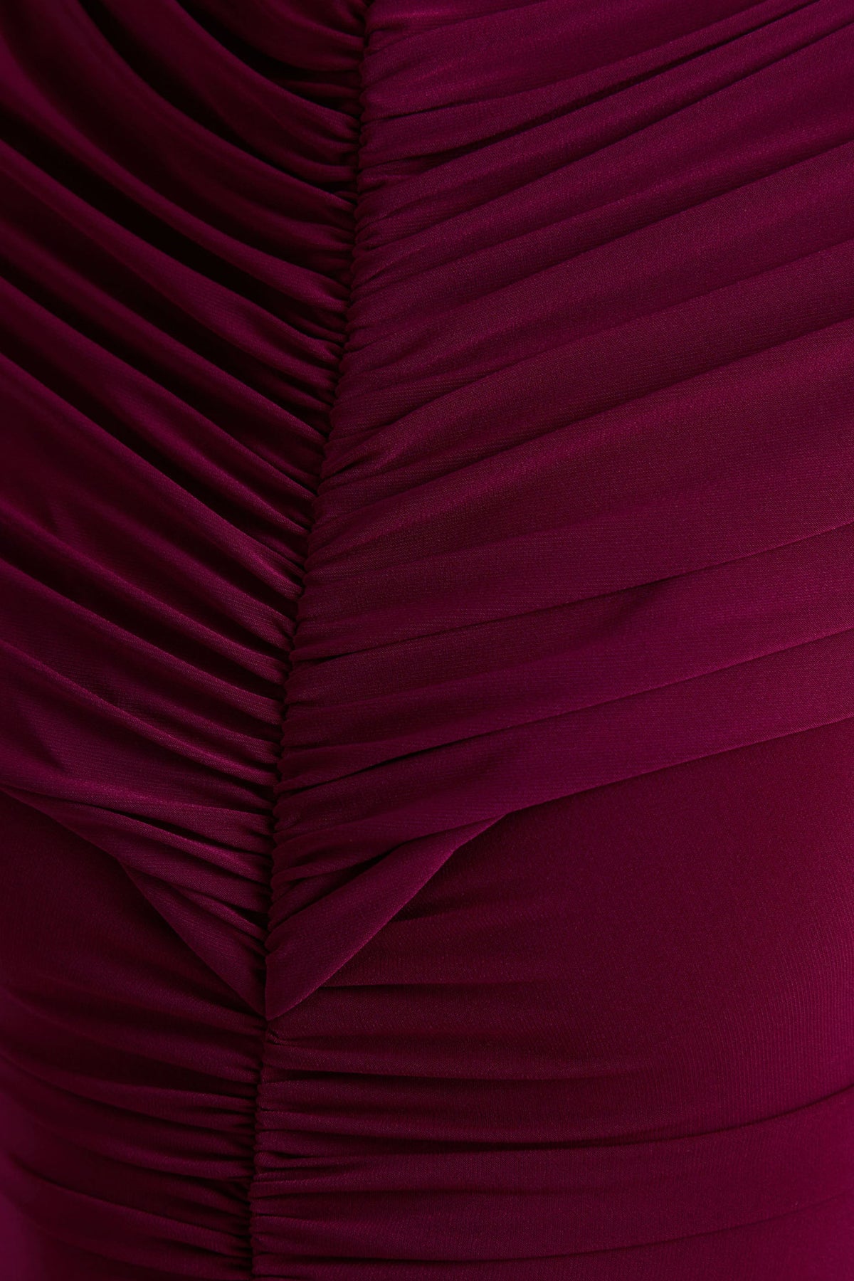 Azaria | Burgundy långklänning med hög hals och rynkad överdel