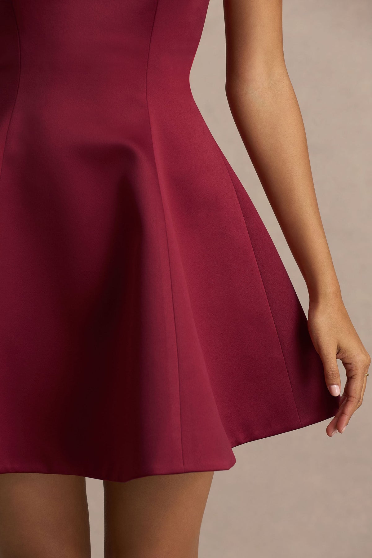 Lioray | Burgundy axelbandslös miniklänning i satin
