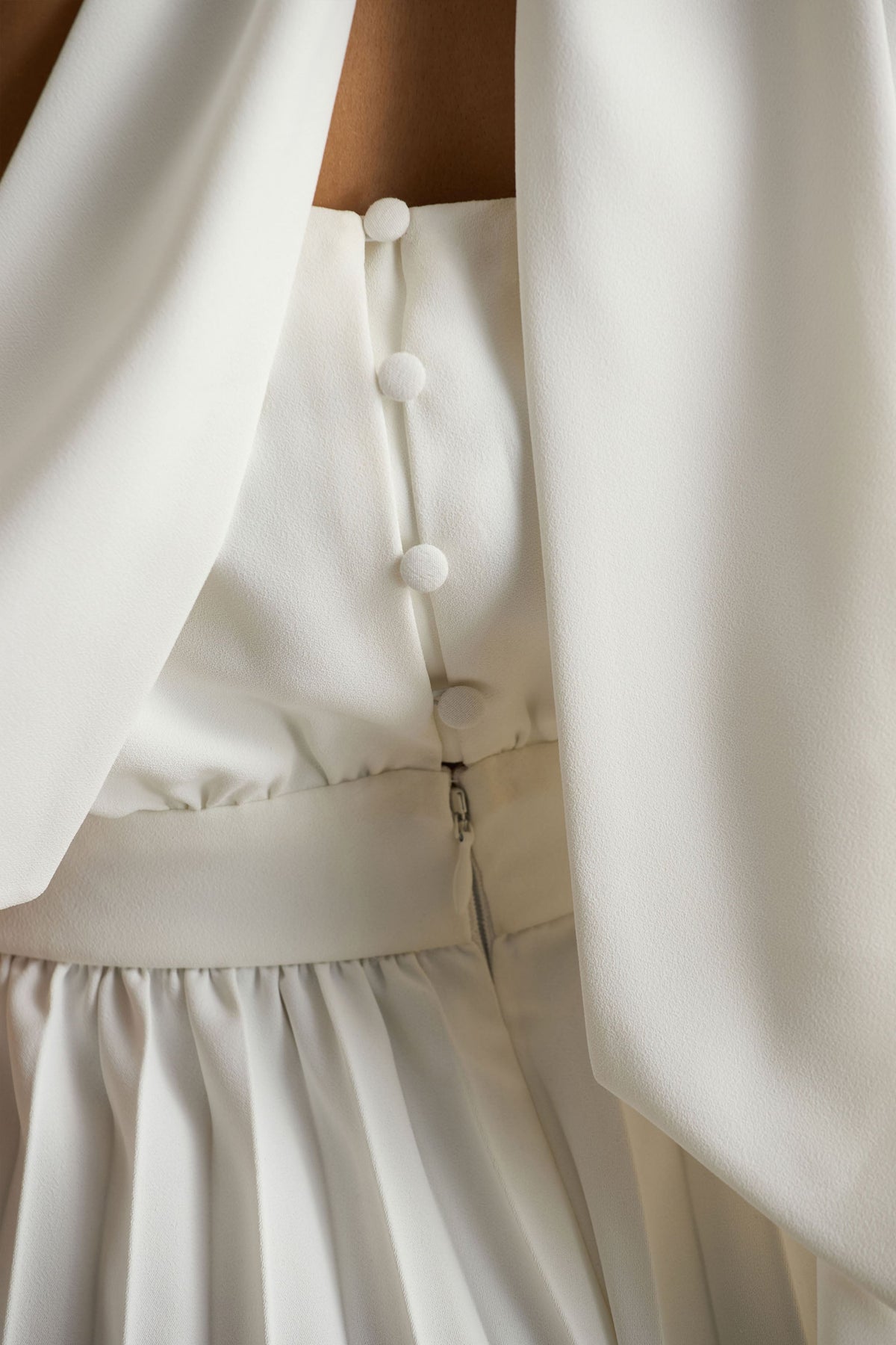 Paradise | Vit byxdress med capeärm