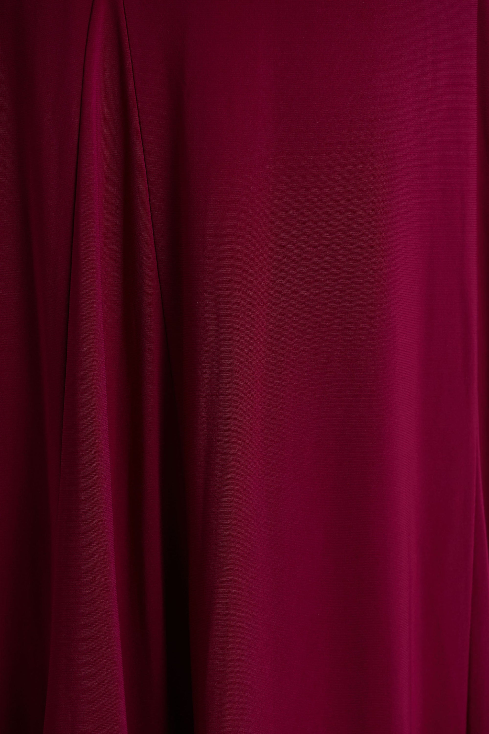 Cilla | Burgundy långklänning med bardothalsringning och rynkade detaljer