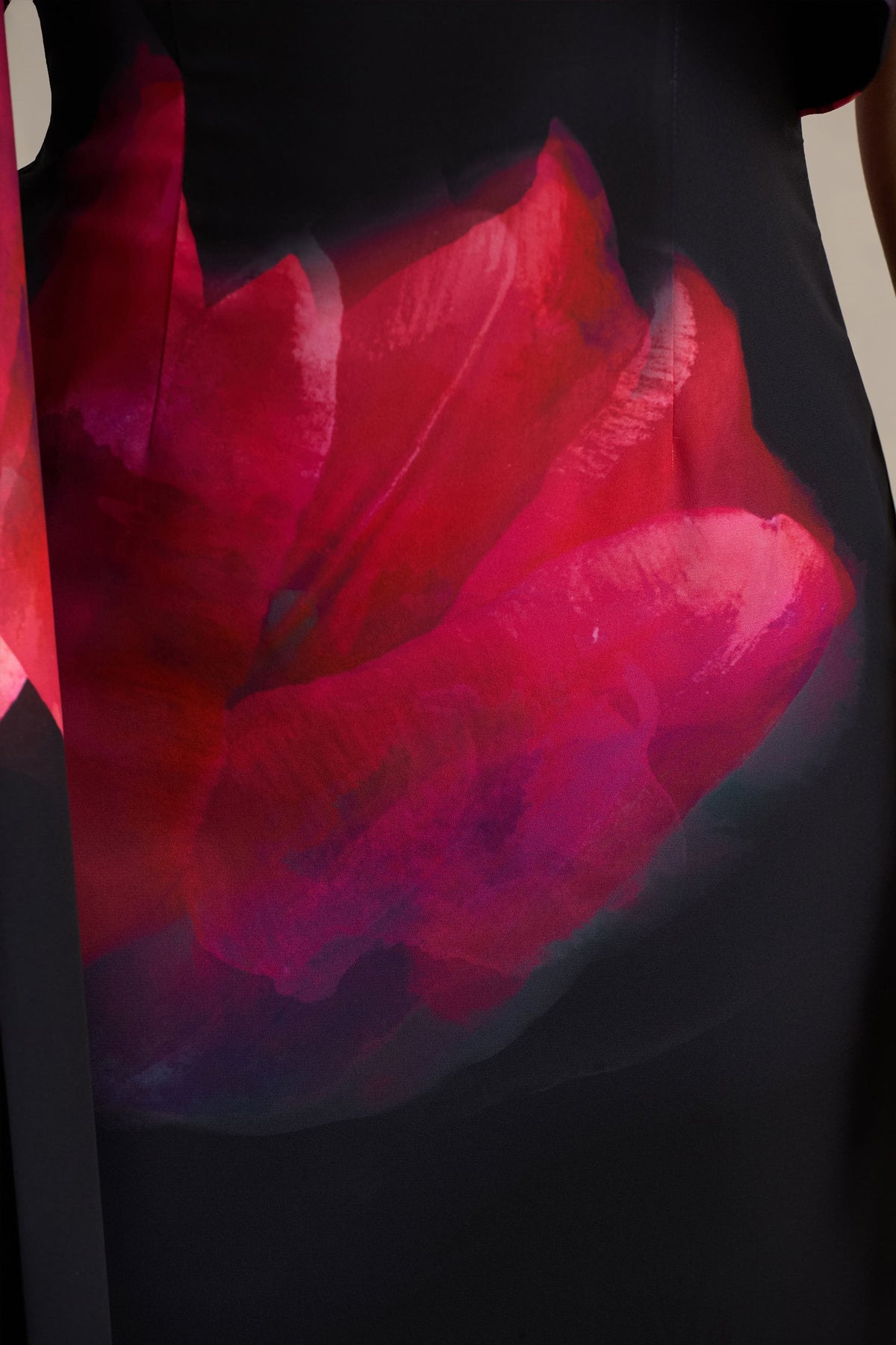 Leonara | Svart och rosa blommönstrad långklänning med draperad ärm