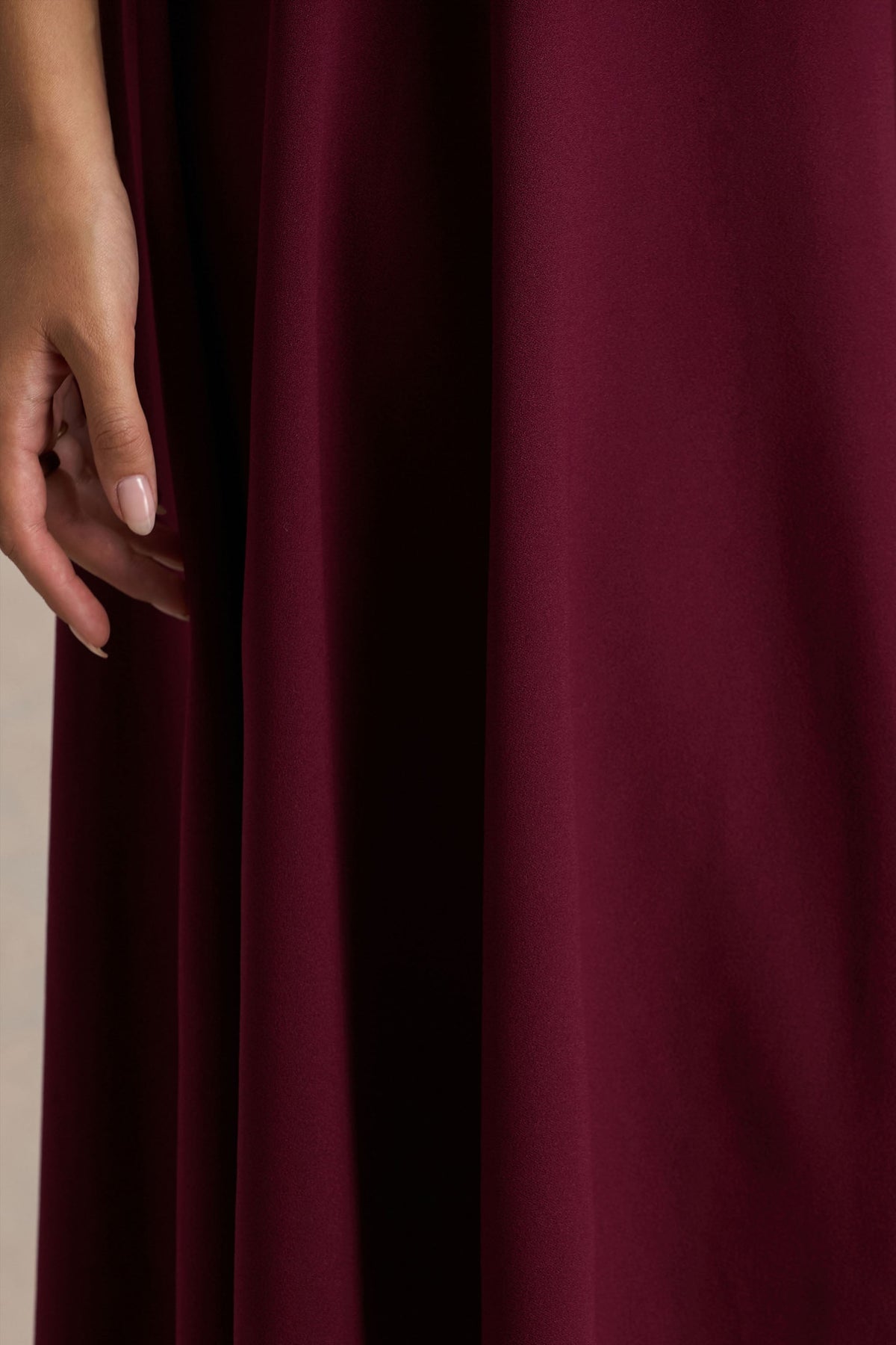 Bellona | Burgundy midiklänning med hög hals och asymmetrisk fåll