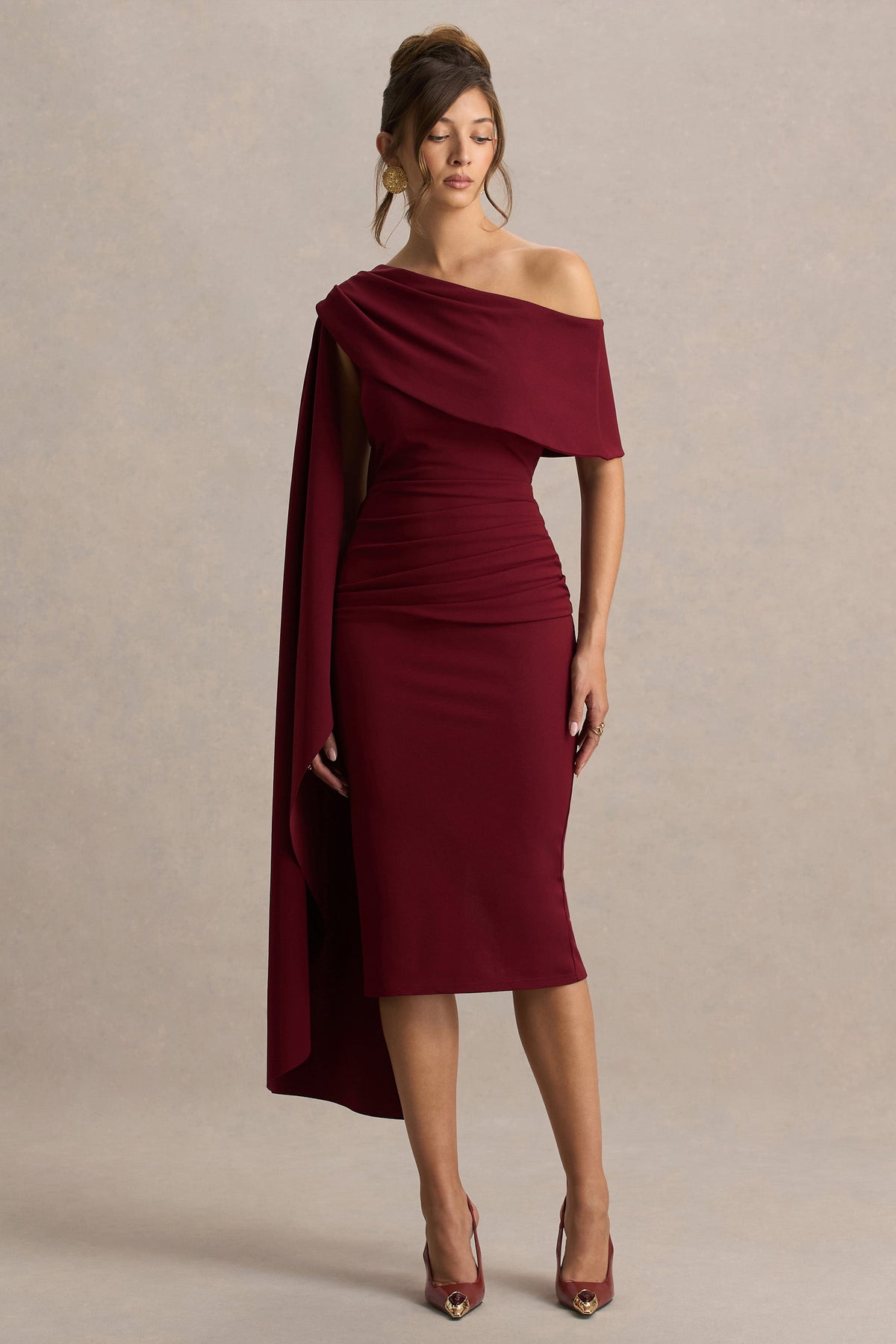 Leah | Burgundy asymmetrisk midiklänning med capeärm
