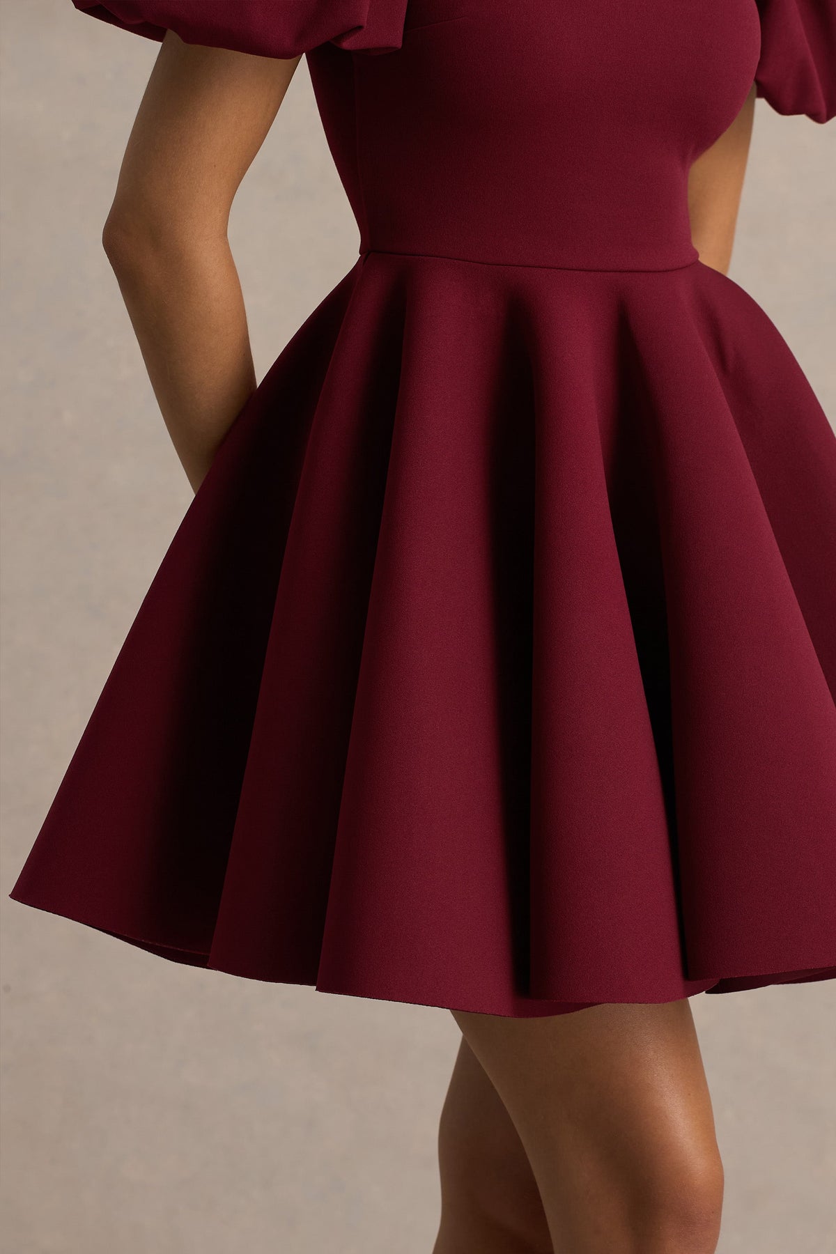 Emelia | Burgundy miniklänning med puffärm och klockad kjol