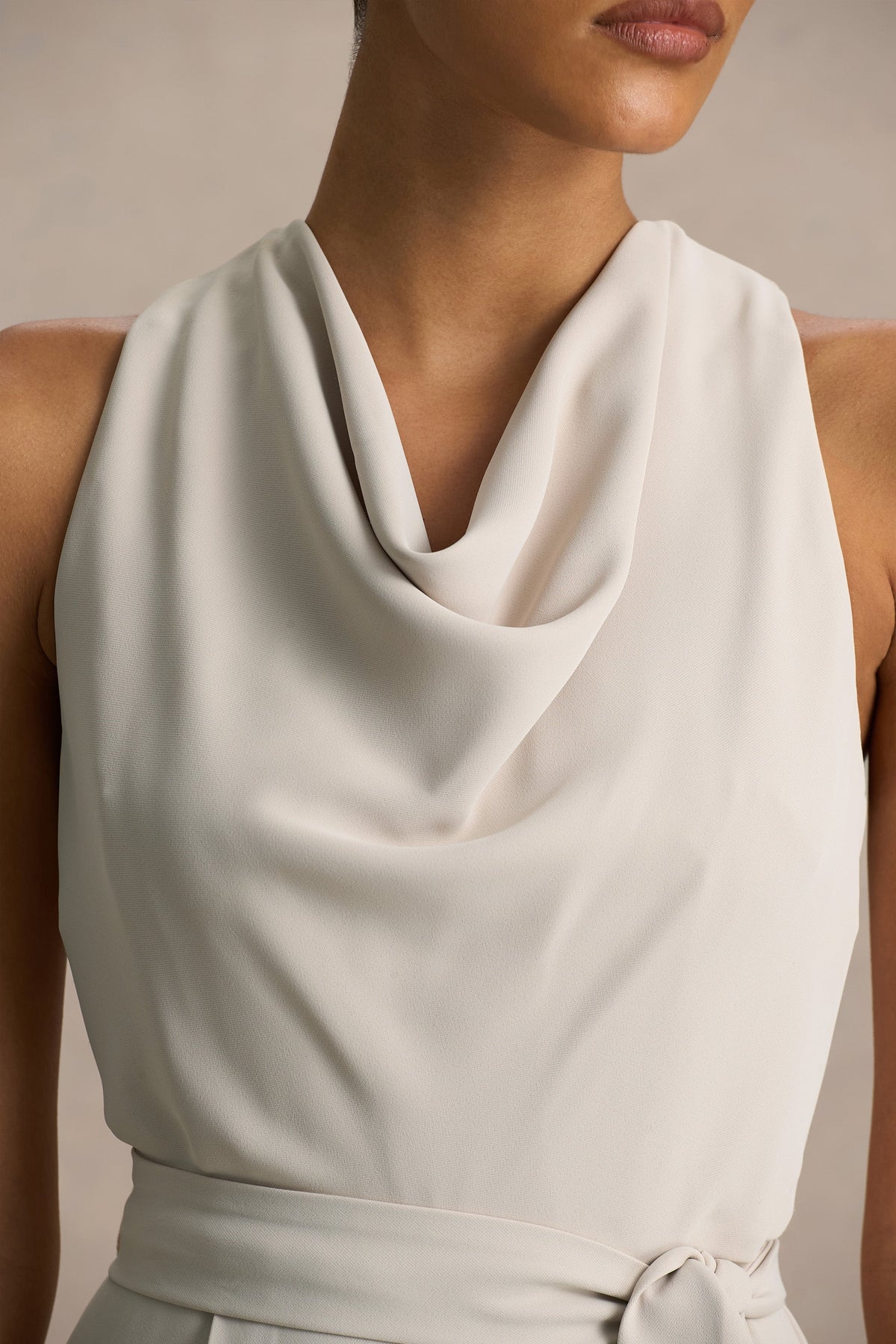 Corina | Nudefärgad byxdress med draperad halsringning och knytband