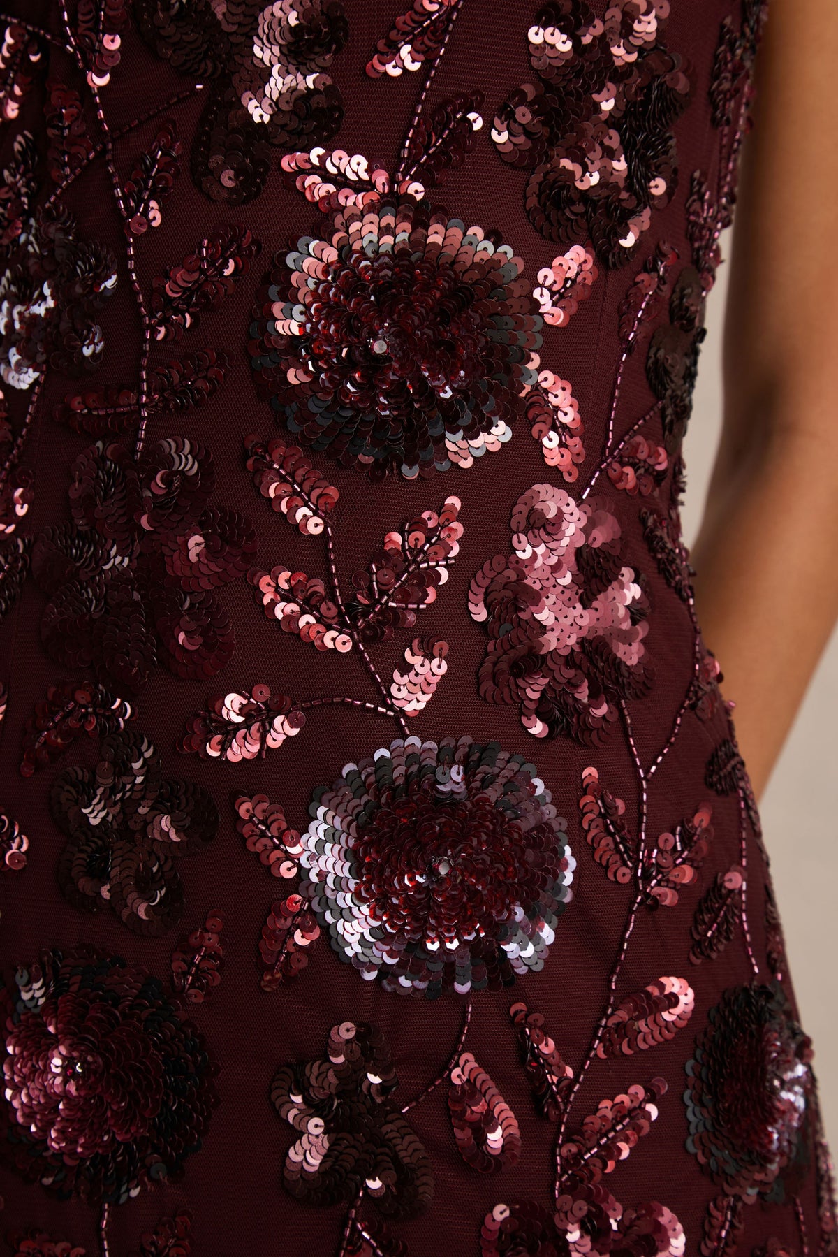 Gemini | Burgundy långklänning med blommönster i paljetter