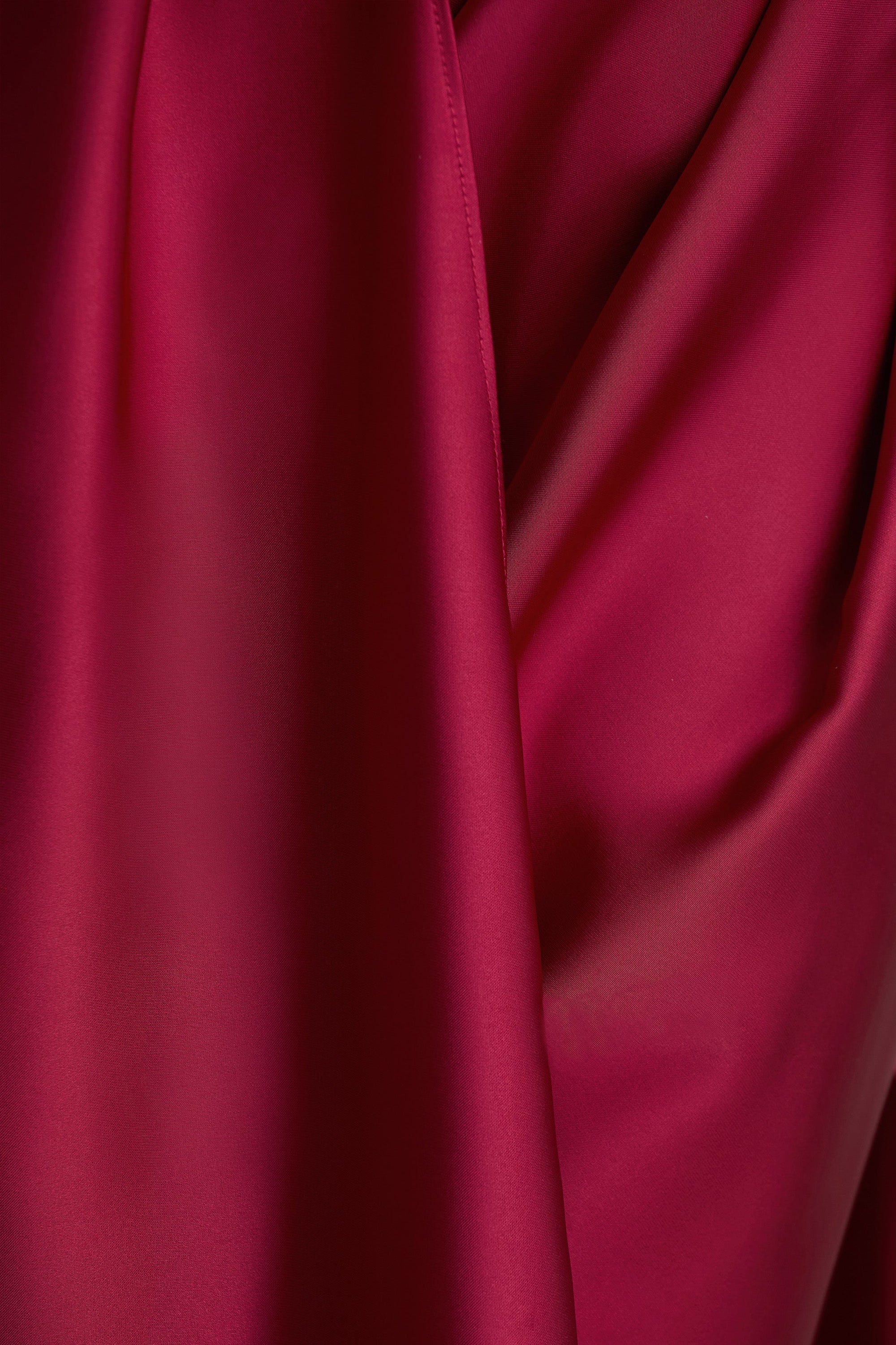 Lynette | Burgundy långklänning i satin med asymmetrisk fåll