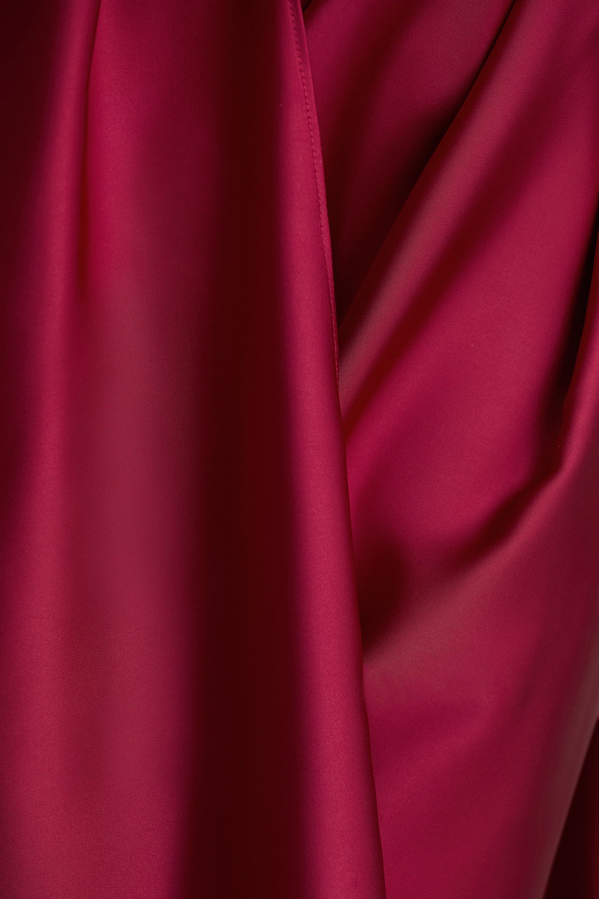 Lynette | Burgundy långklänning i satin med asymmetrisk fåll
