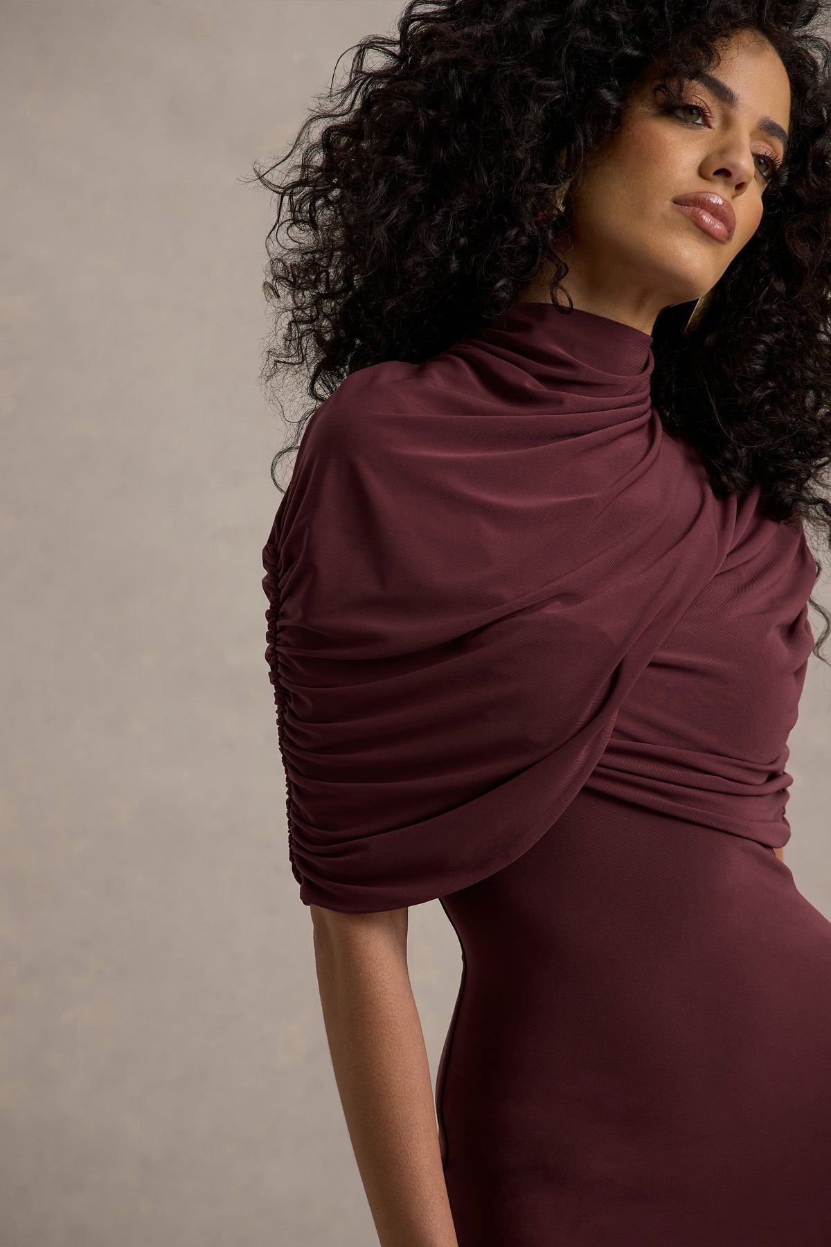 Cleora | Burgundy långklänning med capeinspirerat draperat liv