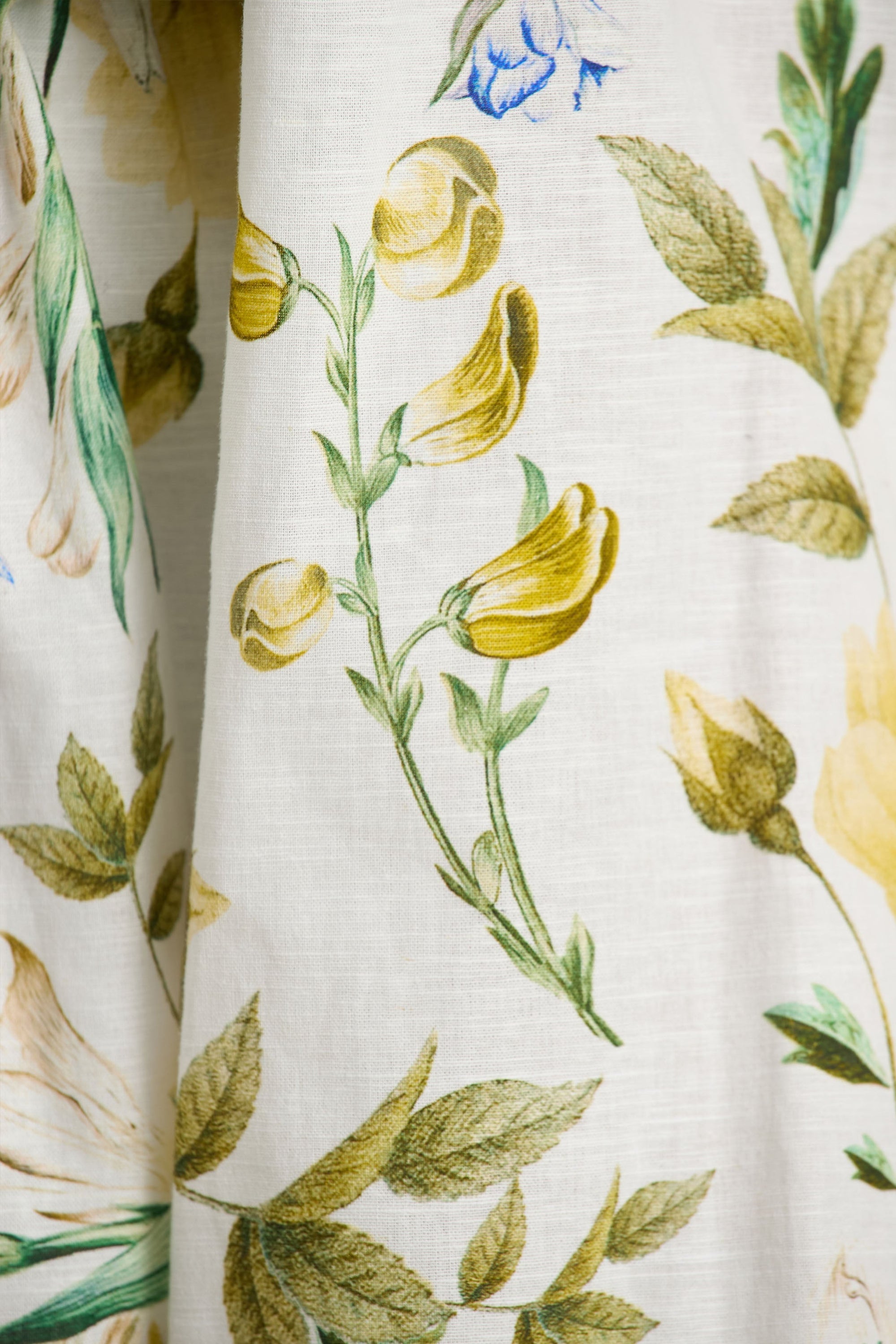 Waterfall | Vit kort byxdress med citrongult blommönster och lång ärm
