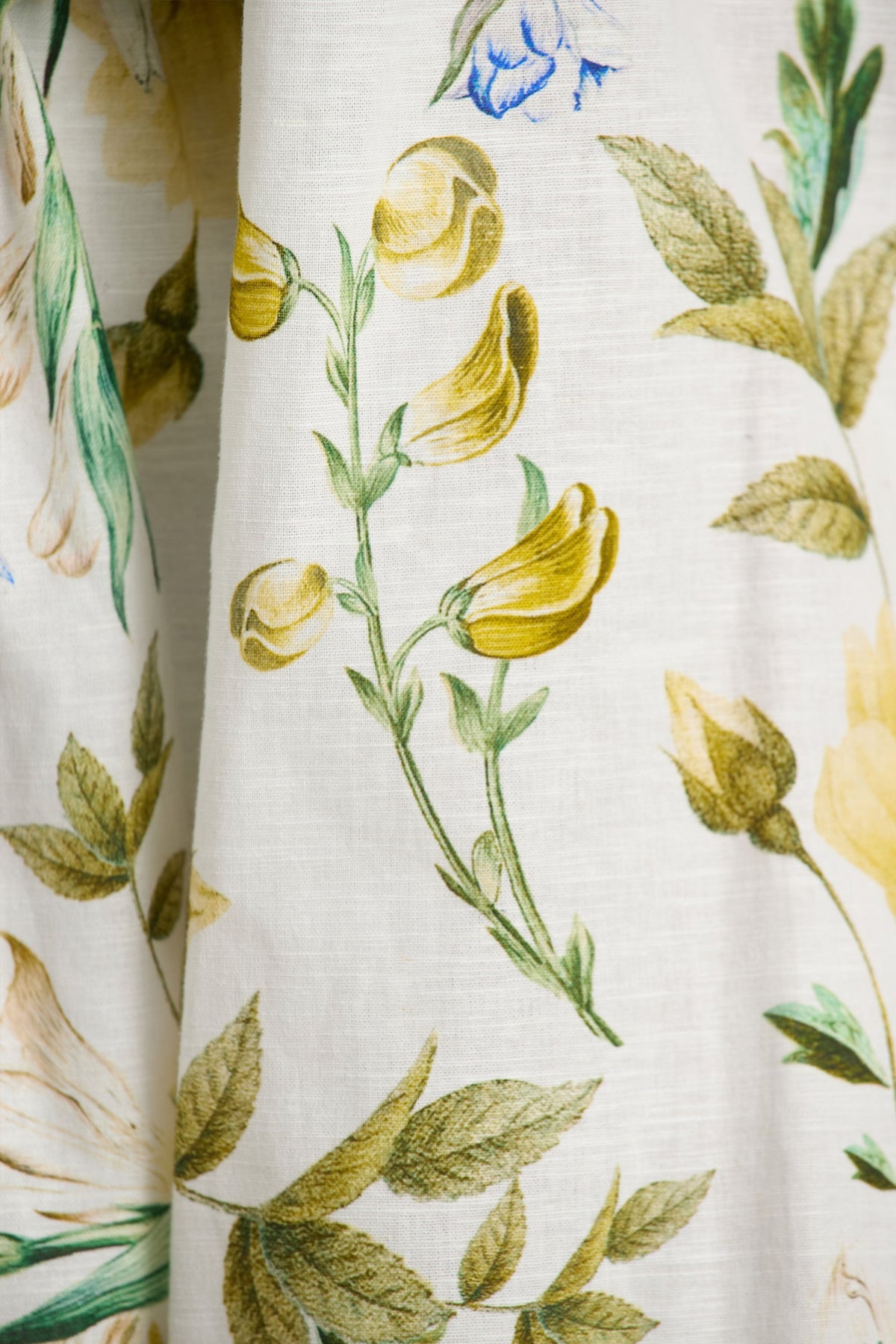 Waterfall | Vit kort byxdress med citrongult blommönster och lång ärm