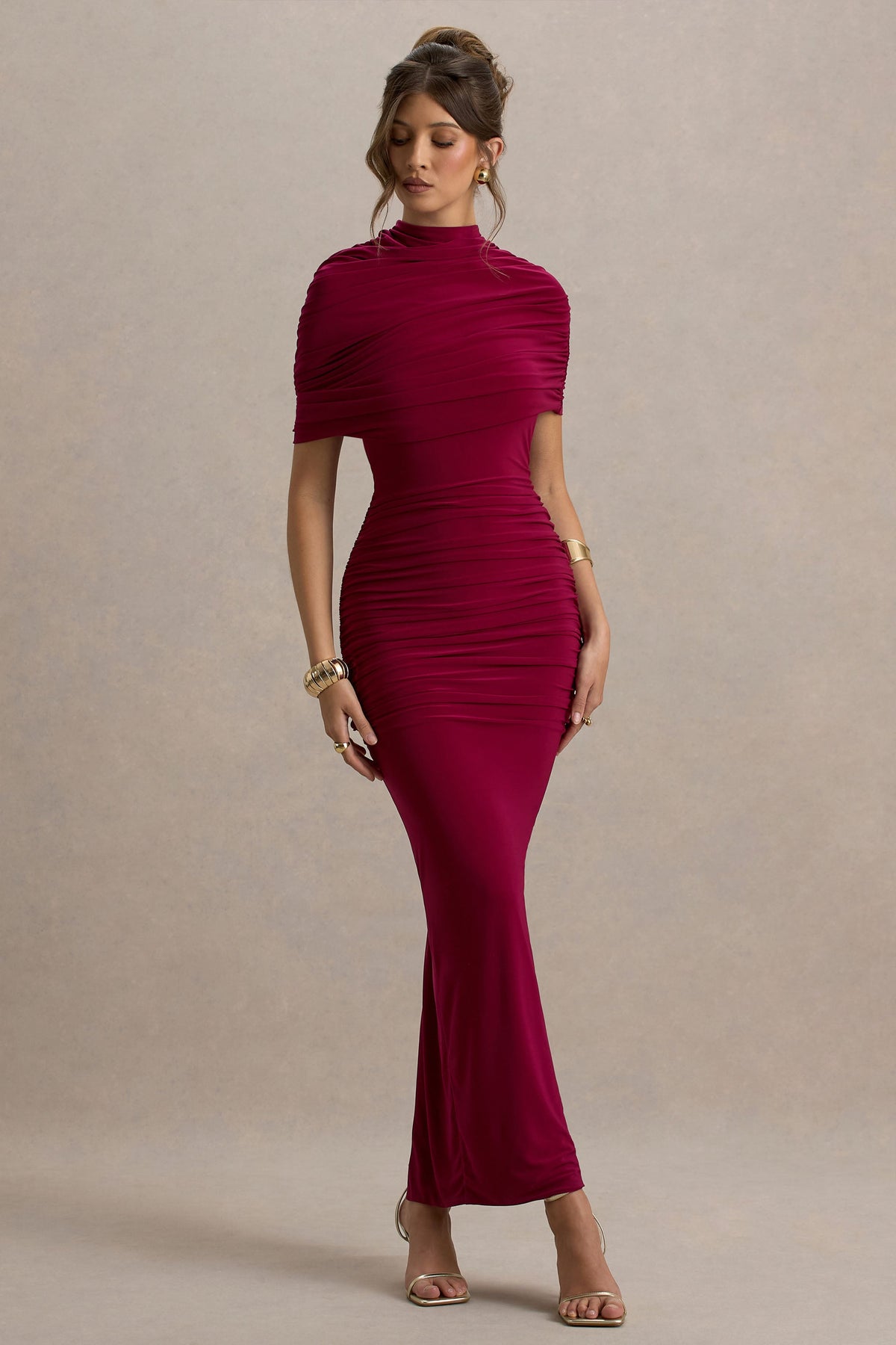 Glitz | Burgundy långklänning med hög hals och capeärm