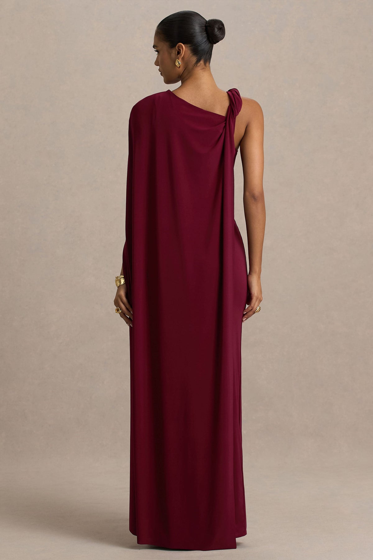 Cressida | Burgundy långklänning med asymmetrisk halsringning och cape