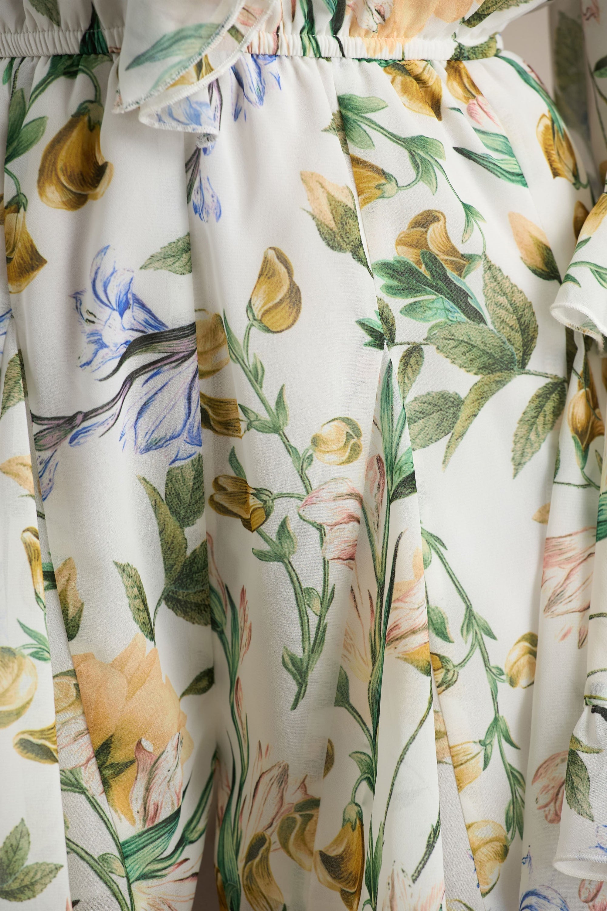 Anaya | Vit kort byxdress med citrongult blommönster och lång ärm