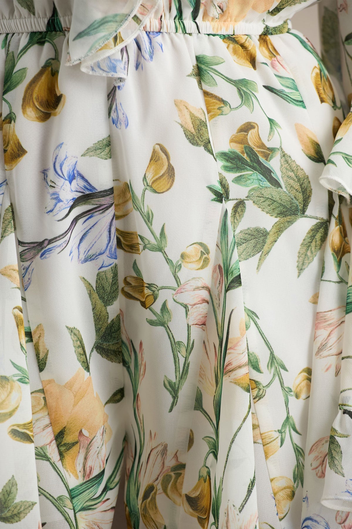 Anaya | Vit kort byxdress med citrongult blommönster och lång ärm