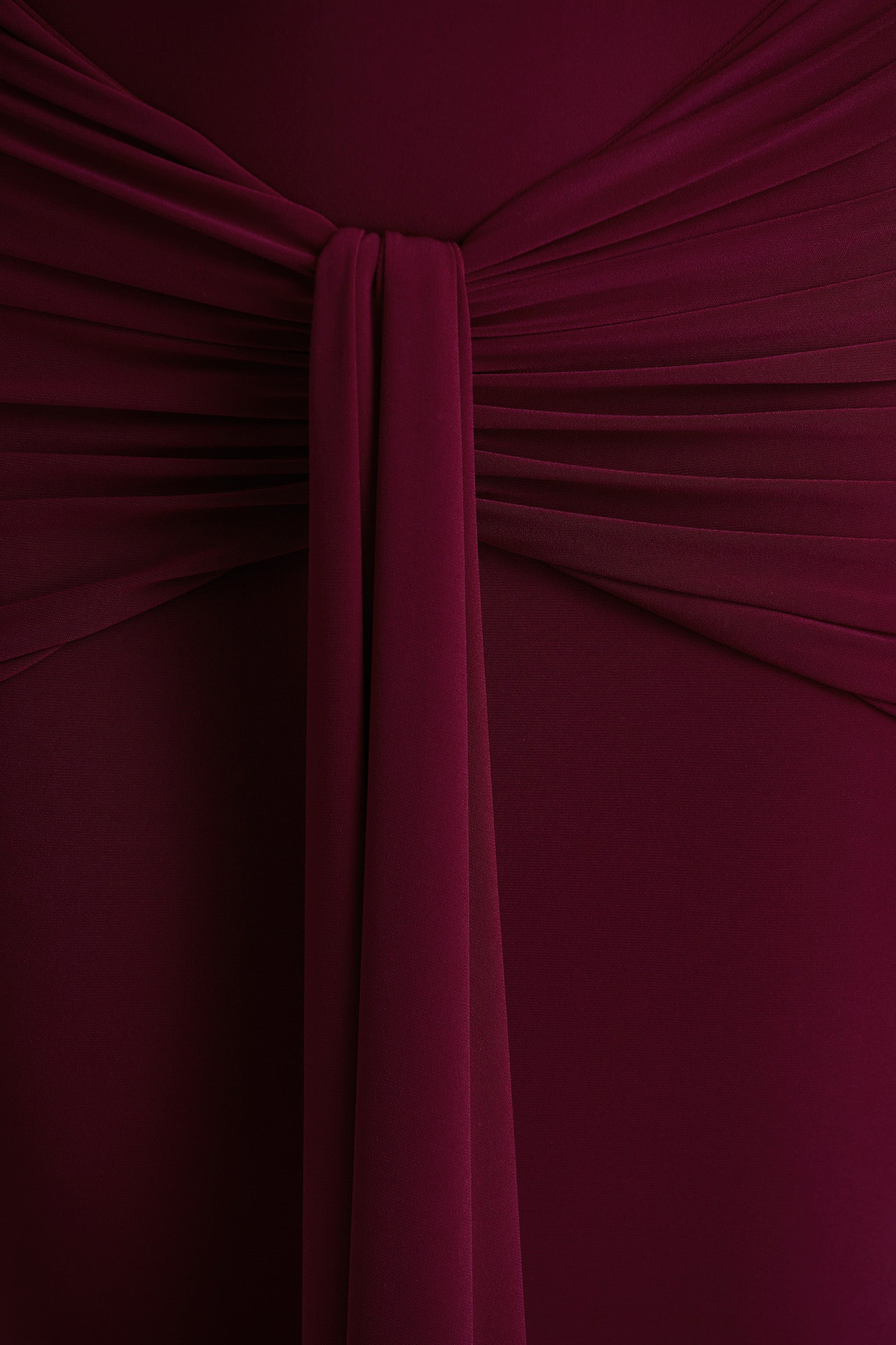 Envisioned | Burgundy långklänning med bardothalsringning och draperad knytdetalj kring höften