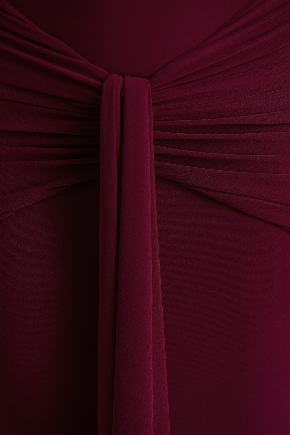 Envisioned | Burgundy långklänning med bardothalsringning och draperad knytdetalj kring höften