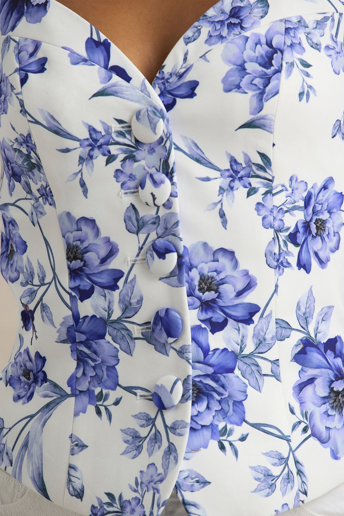 Olympia | Vit och blå blommönstrad skräddarsydd topp med hjärtformad överdel