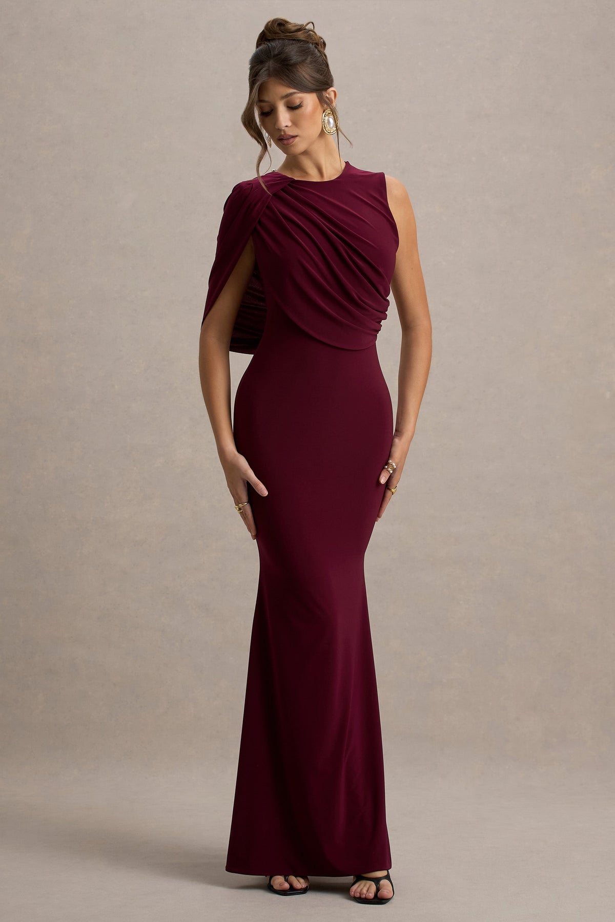 Rae | Burgundy långklänning med enarmad design och capeärm