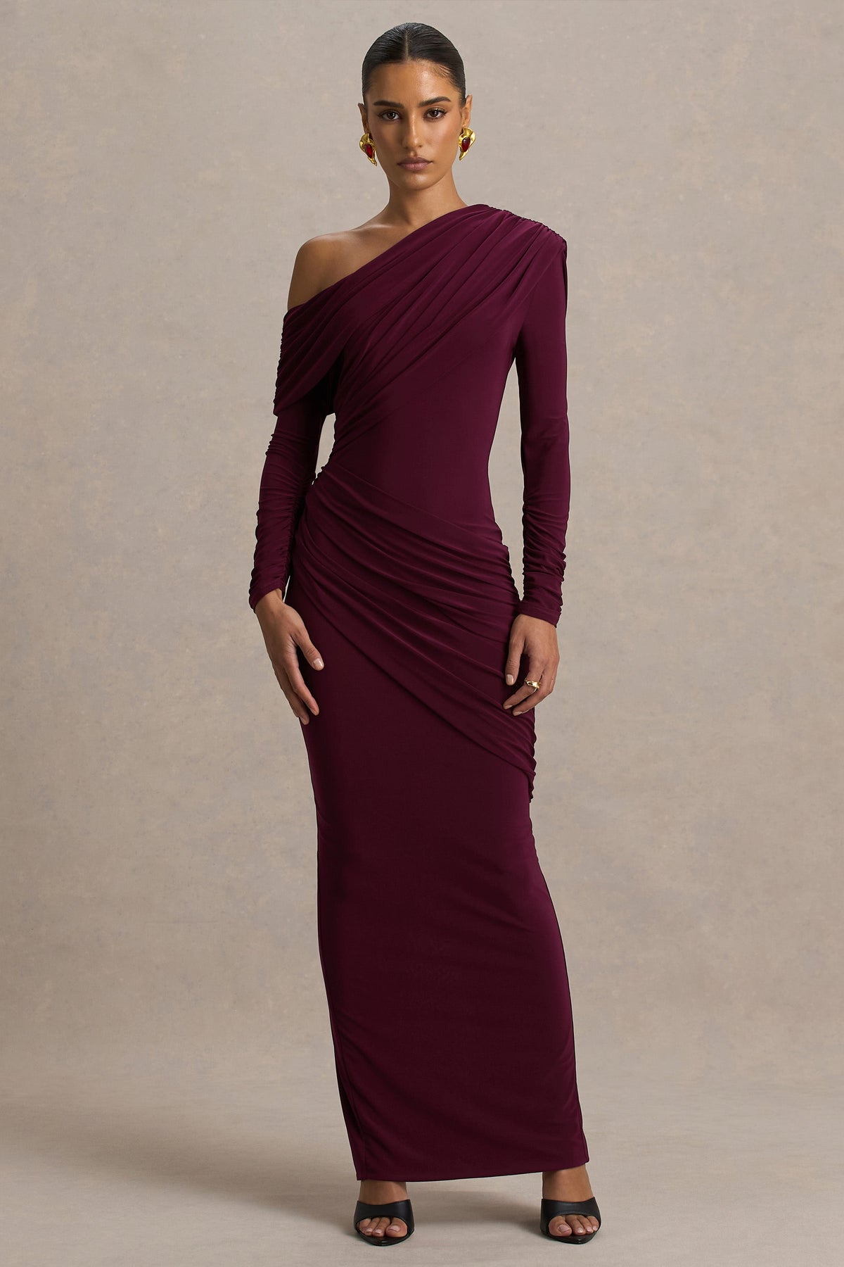 Perrie | Burgundy långklänning med asymmetrisk halsringning och rynkade detaljer