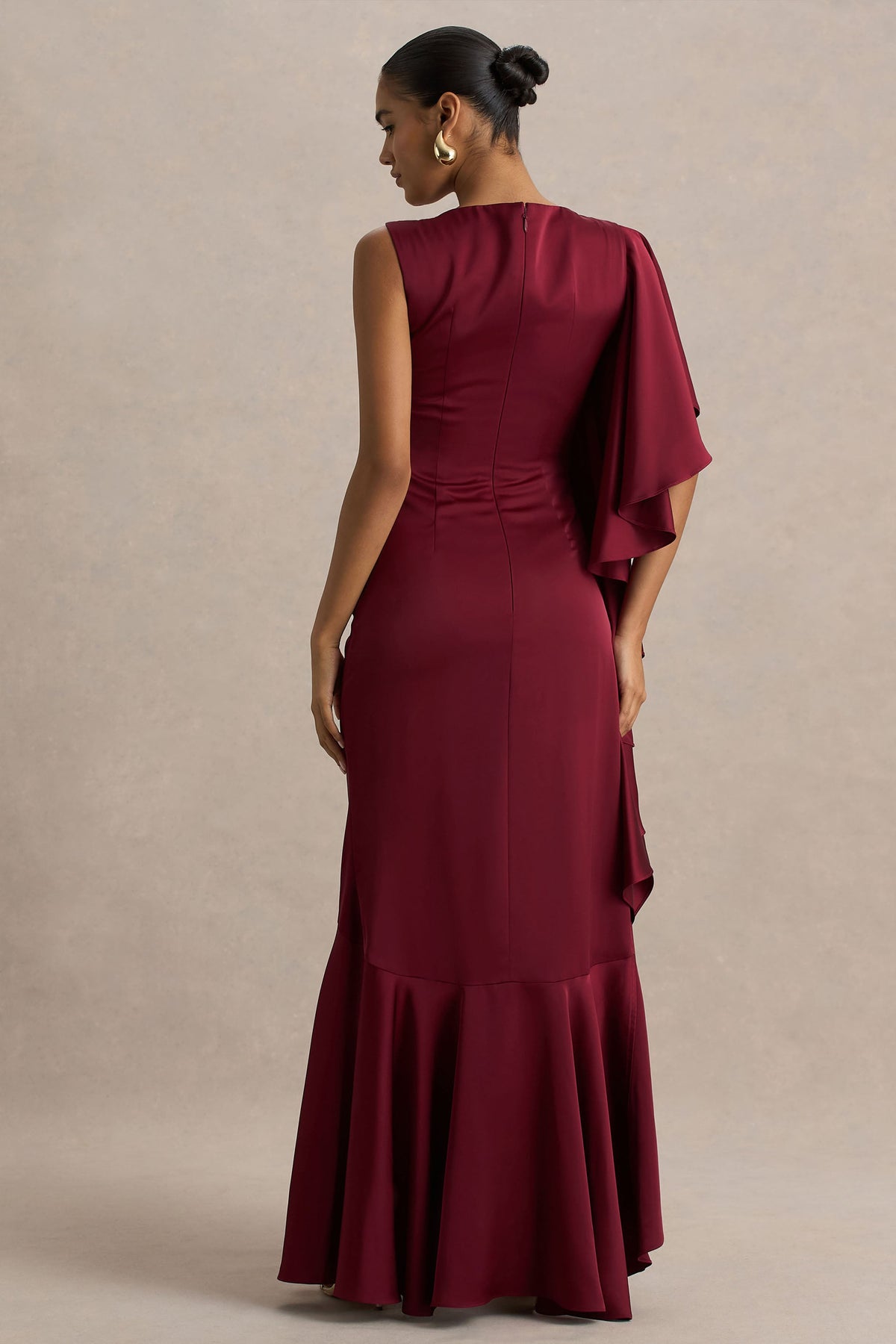 Rosy | Burgundy långklänning med båthalsringning och asymmetrisk design