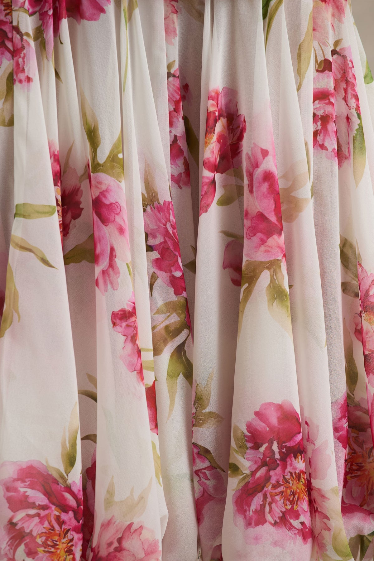 Madelyn | Krämvit blommönstrad långklänning med bardothalsringning