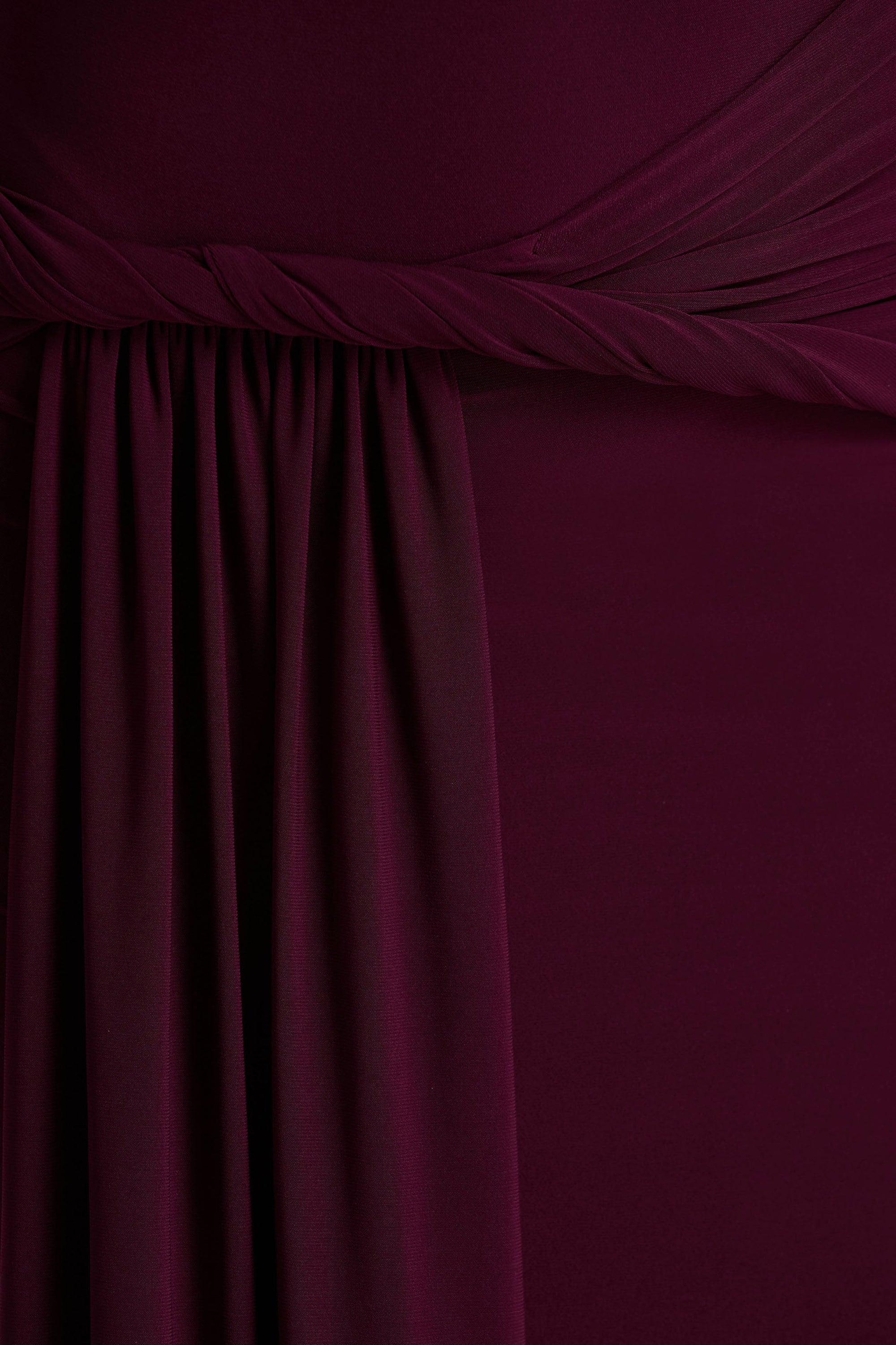 Tulisa | Burgundy långklänning med asymmetrisk halsringning