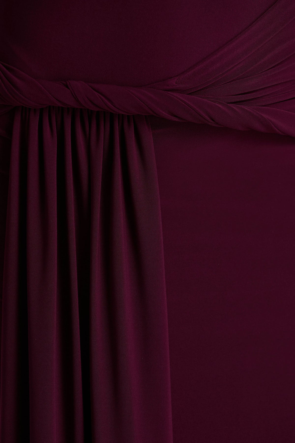 Tulisa | Burgundy långklänning med asymmetrisk halsringning