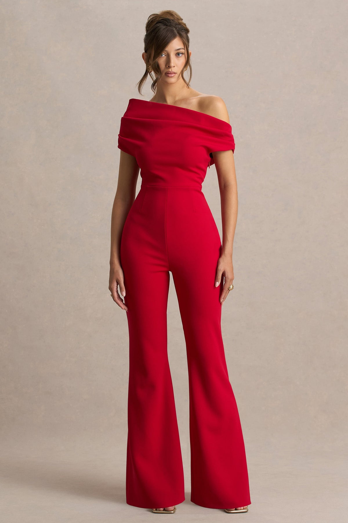 Alexandra | Röd byxdress med asymmetrisk halsringning