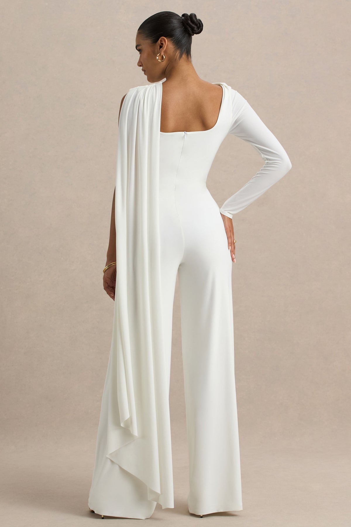 Graces | Vit byxdress med capeärm