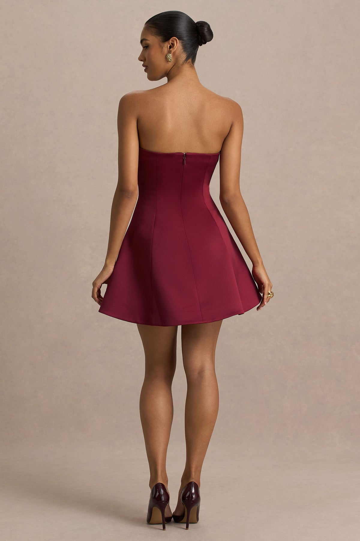 Lioray | Burgundy axelbandslös miniklänning i satin