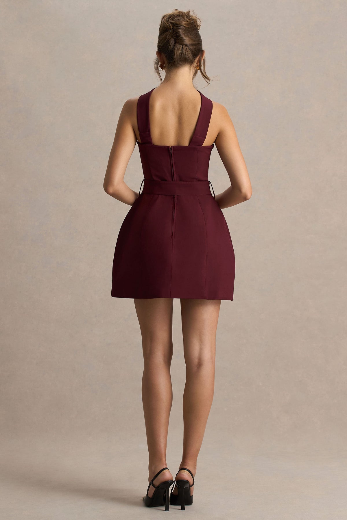 Timberly | Burgundy skräddarsydd miniklänning med bandeau-liv och tygklätt skärp