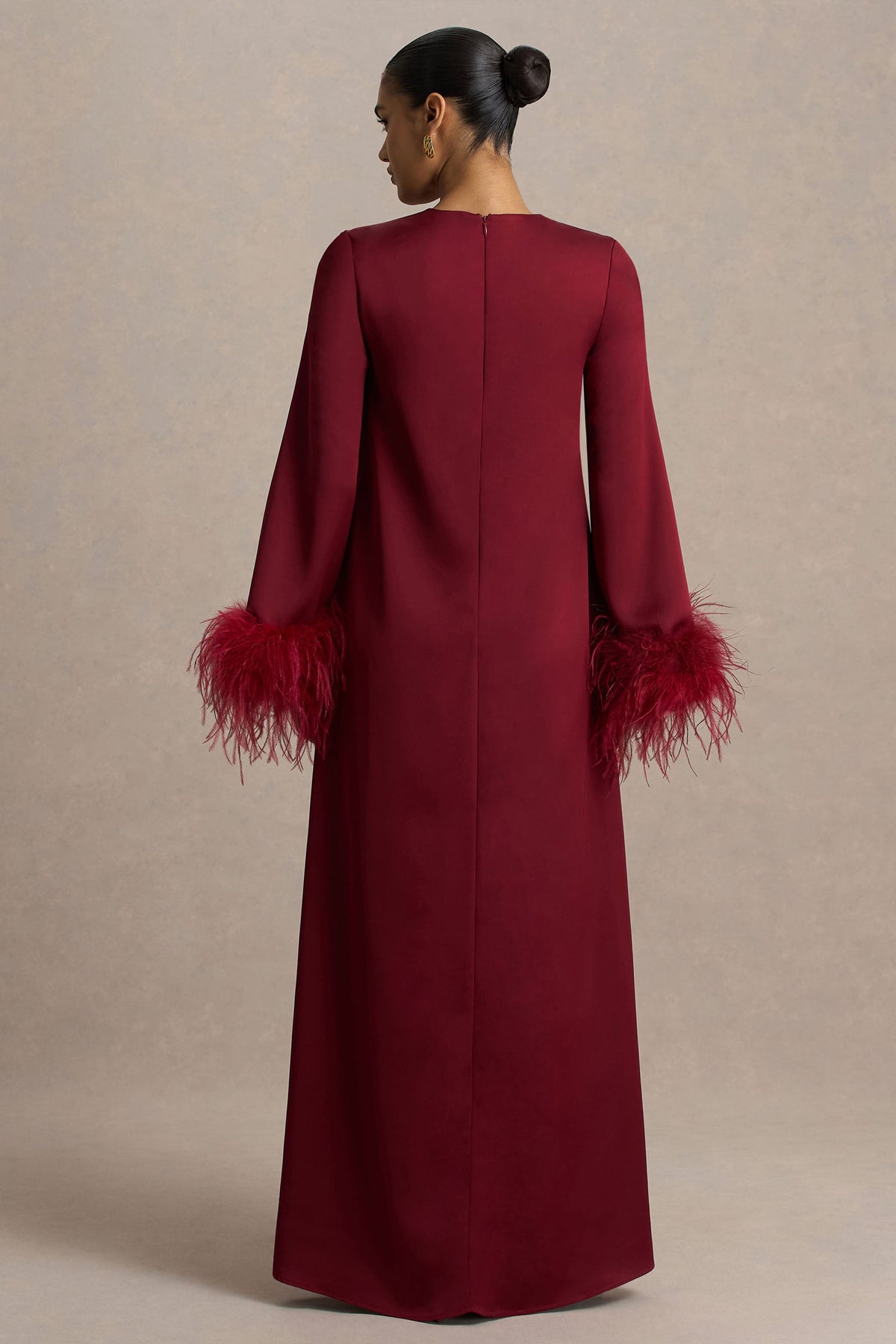 Adella | Burgundy långklänning i satin med fjäderdetaljer