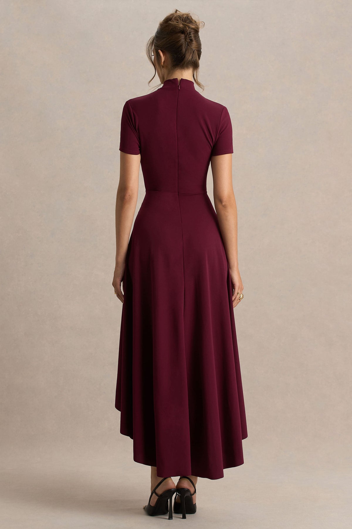 Bellona | Burgundy midiklänning med hög hals och asymmetrisk fåll