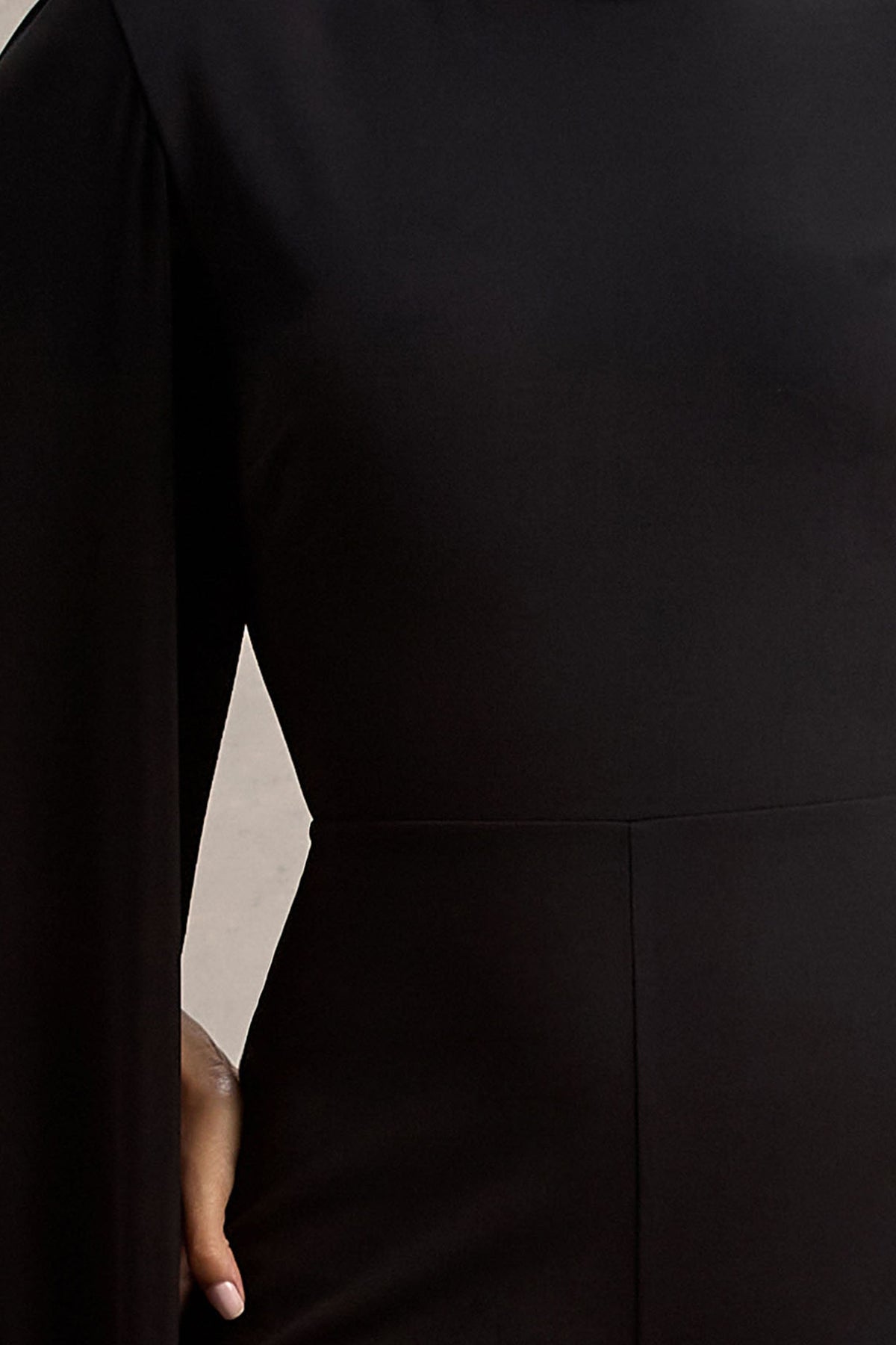 Dulcet | Svart byxdress med hög halsringning och capeärm