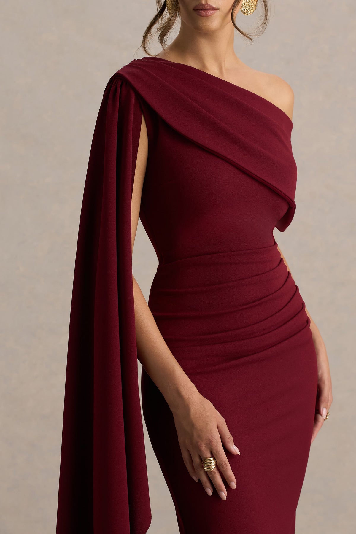 Leah | Burgundy asymmetrisk midiklänning med capeärm