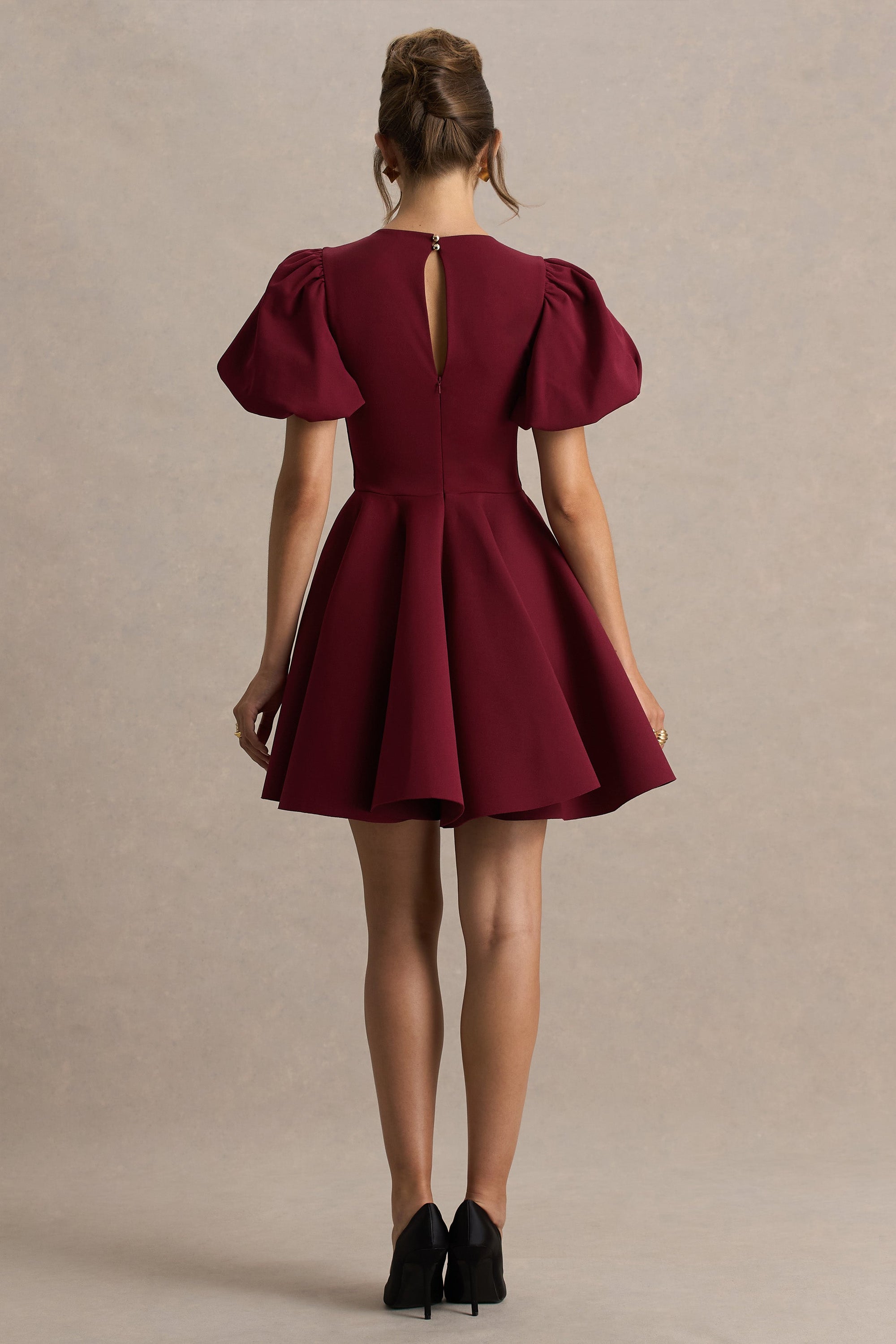 Emelia | Burgundy miniklänning med puffärm och klockad kjol