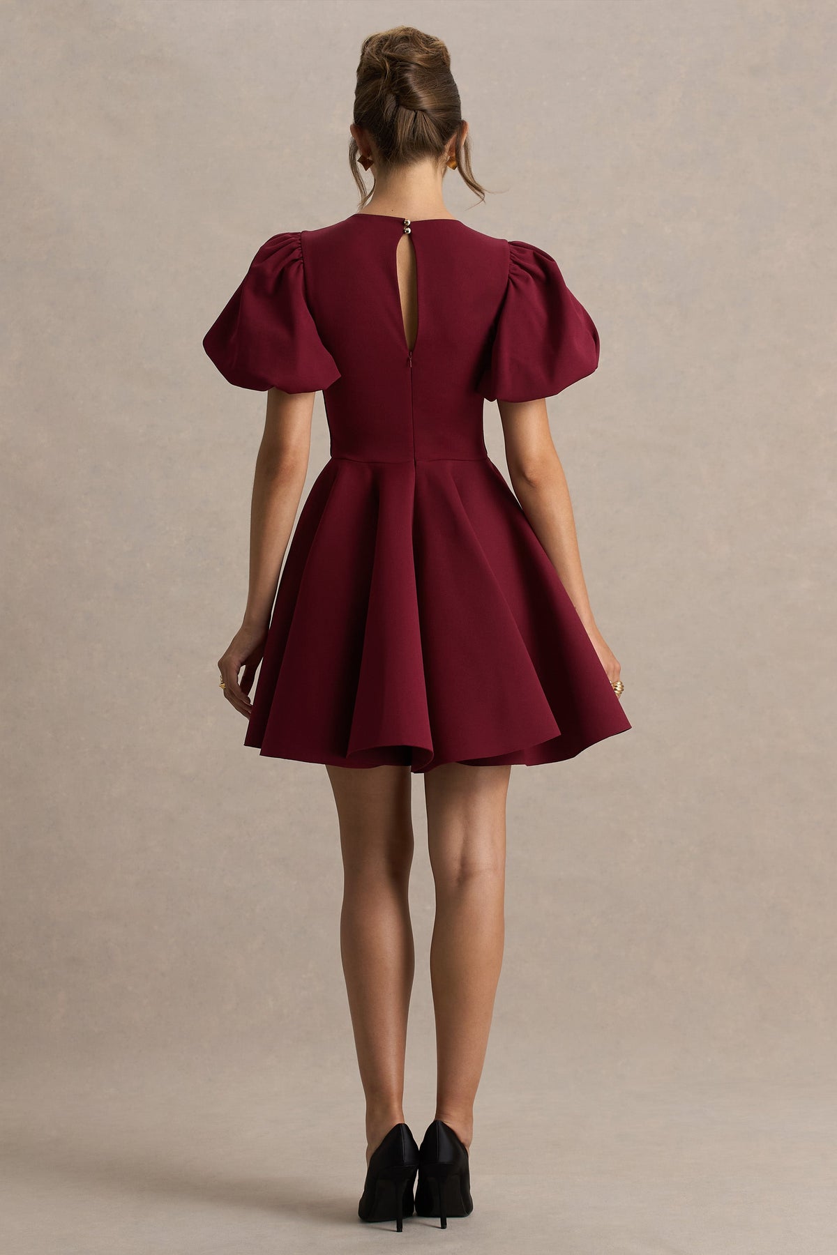 Emelia | Burgundy miniklänning med puffärm och klockad kjol