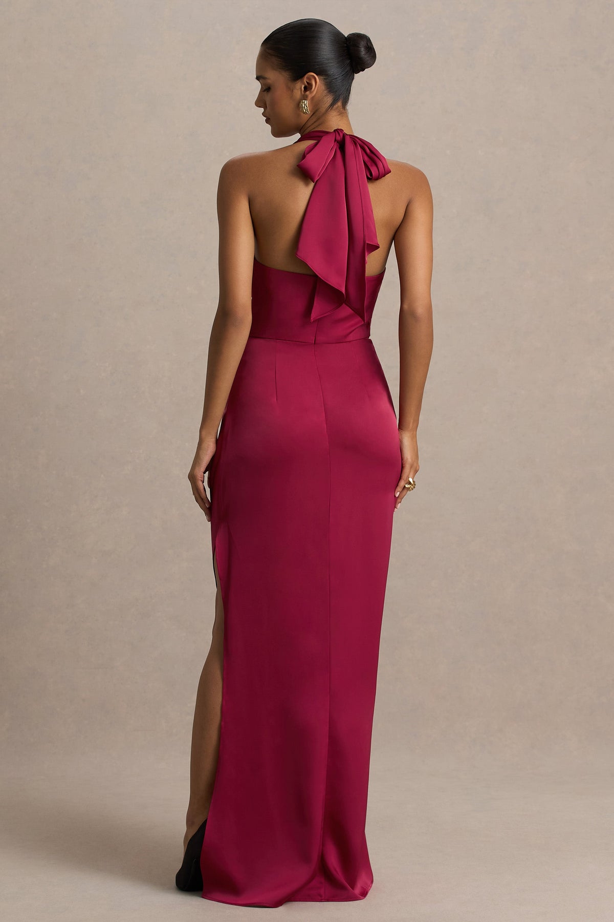 Lynette | Burgundy långklänning i satin med asymmetrisk fåll