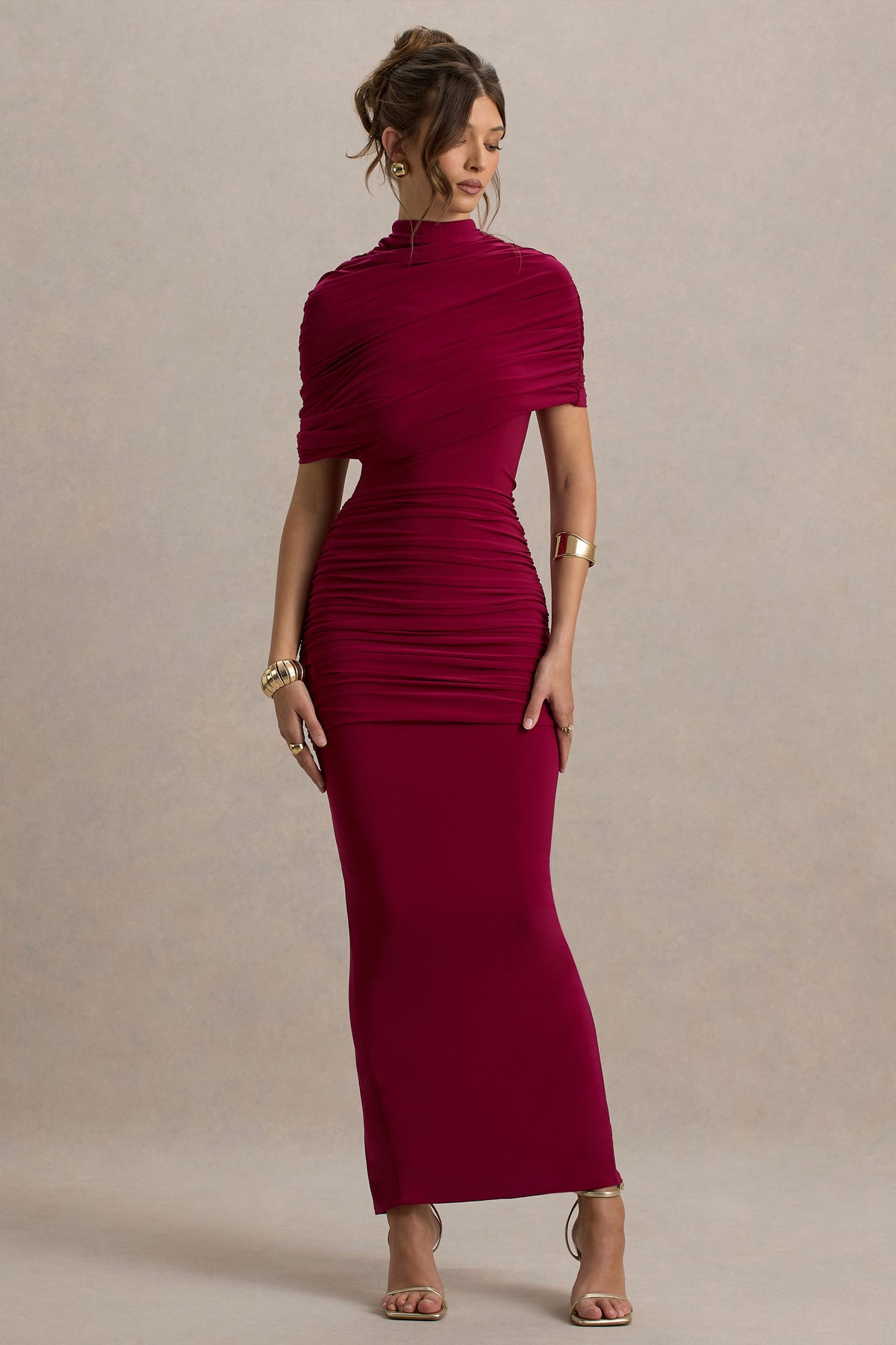 Glitz | Burgundy långklänning med hög hals och capeärm