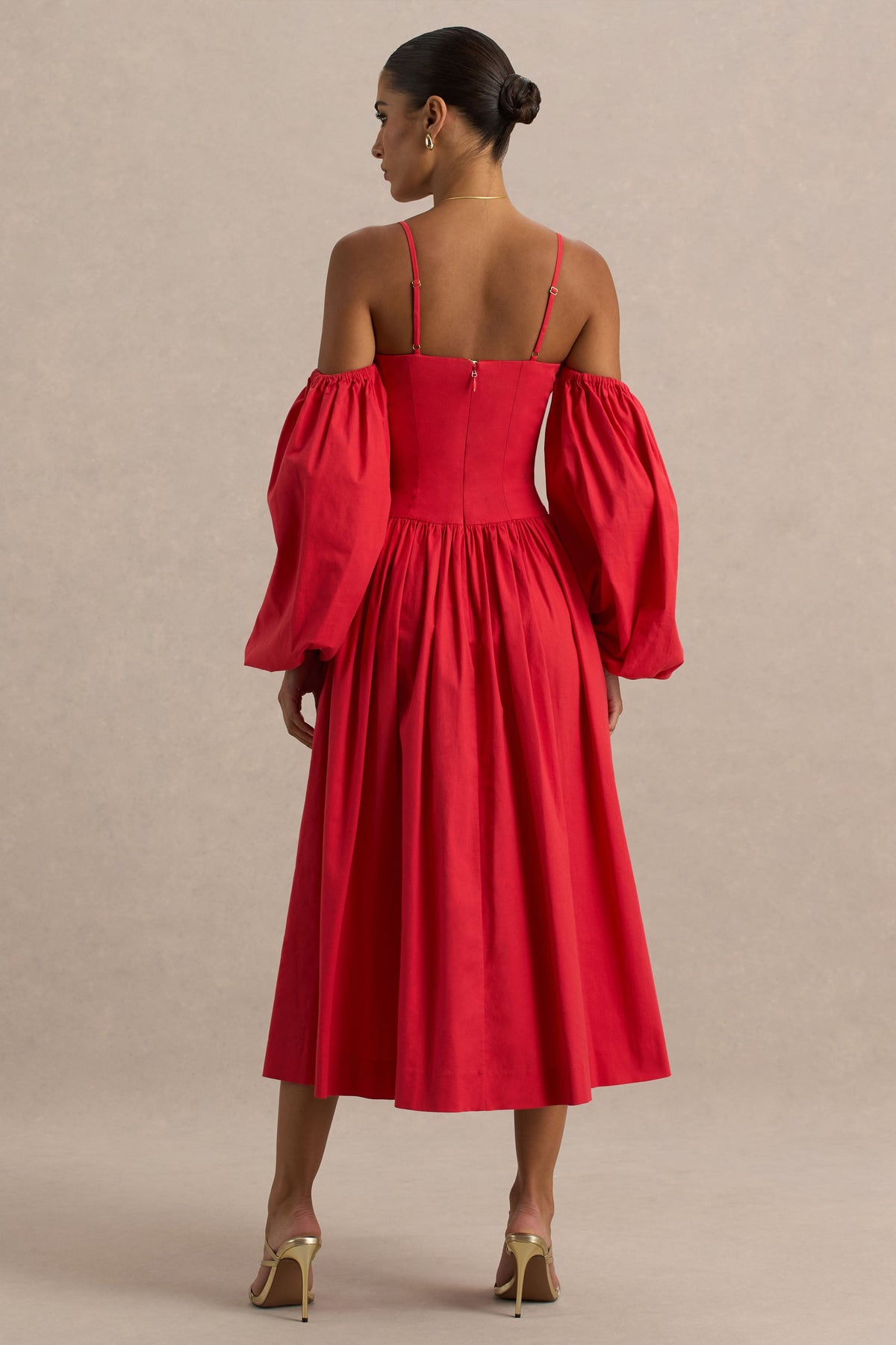 Macie | Röd midiklänning med hjärtformad urringning och lång puffig ärm