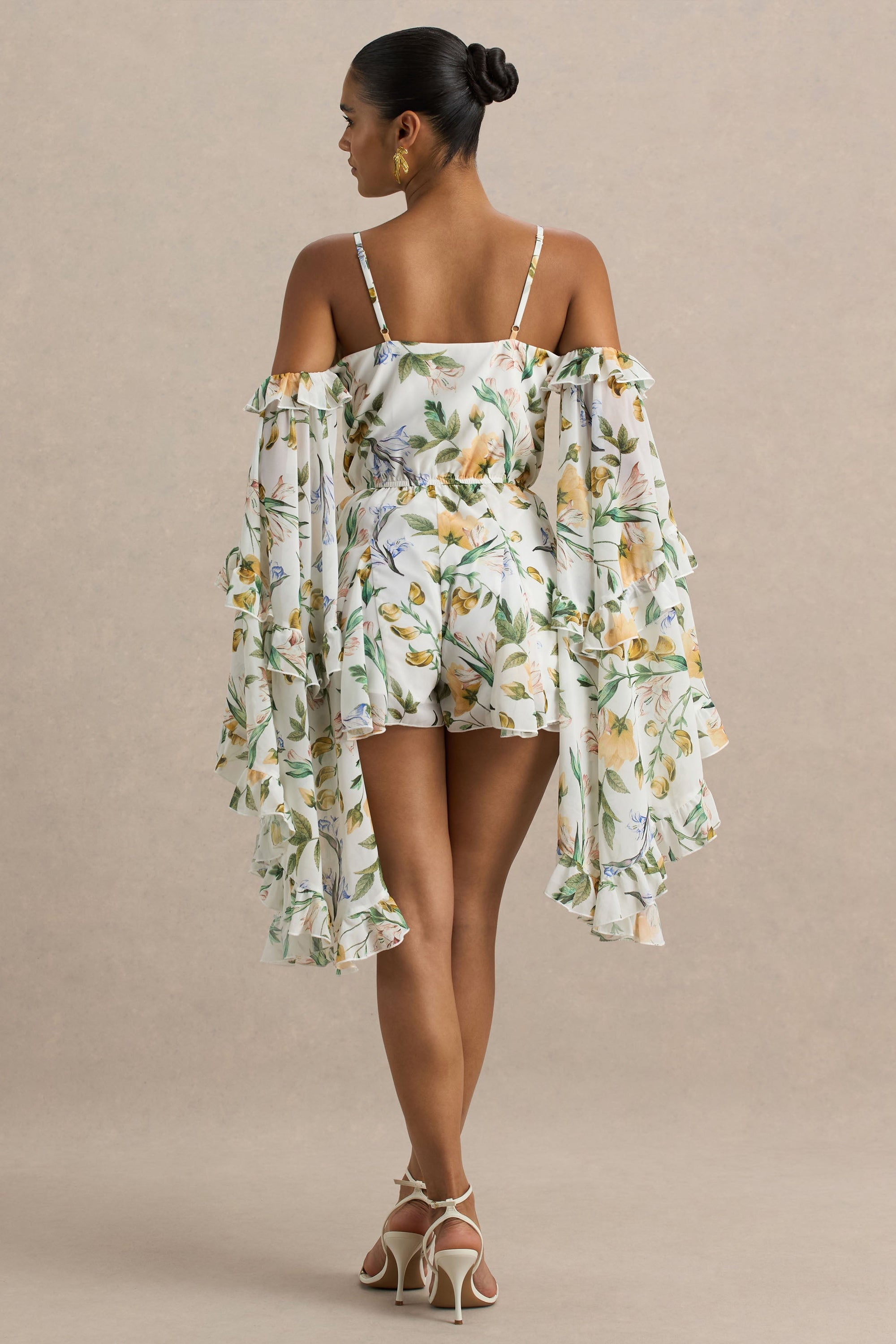 Anaya | Vit kort byxdress med citrongult blommönster och lång ärm