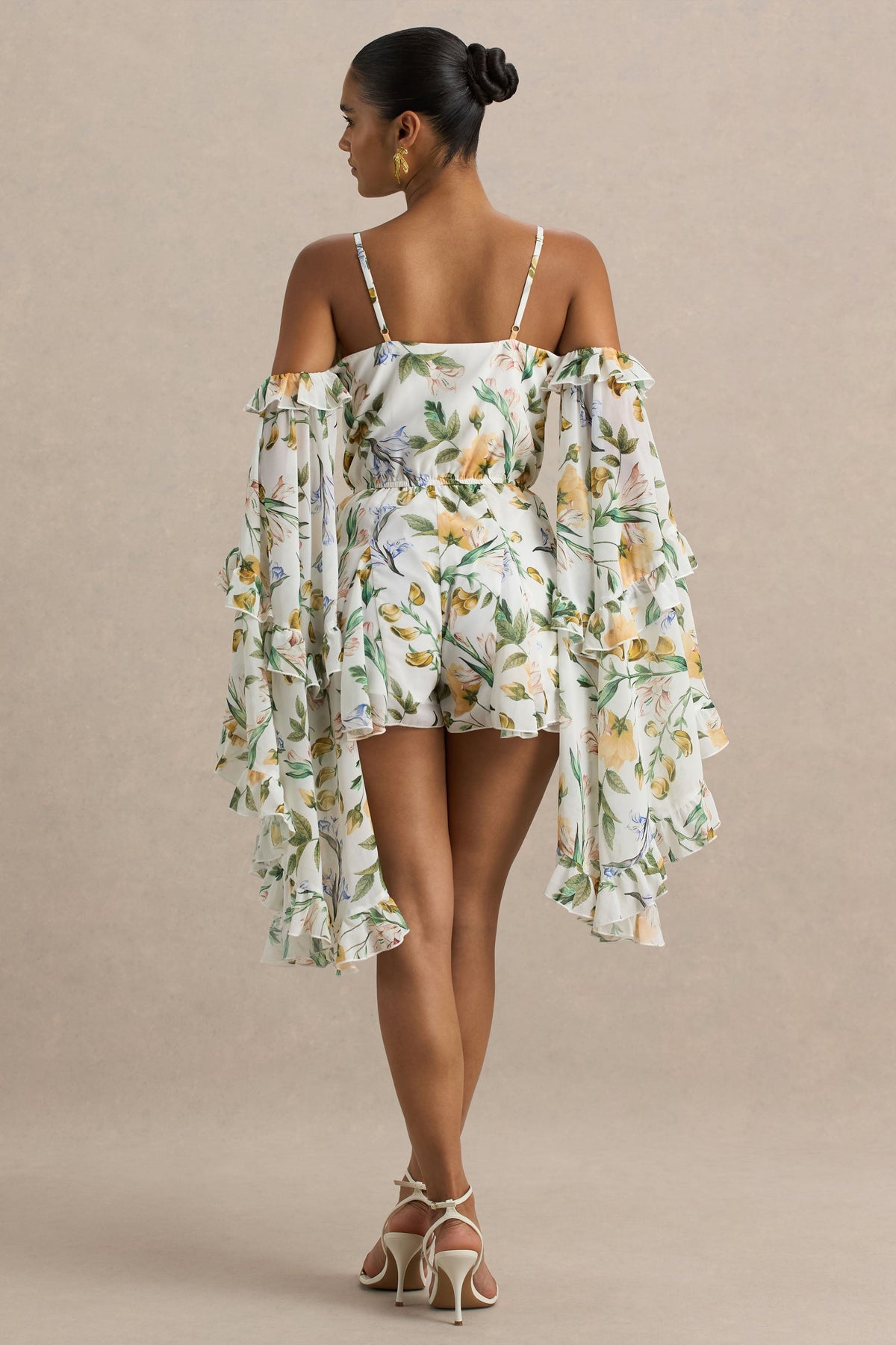 Anaya | Vit kort byxdress med citrongult blommönster och lång ärm